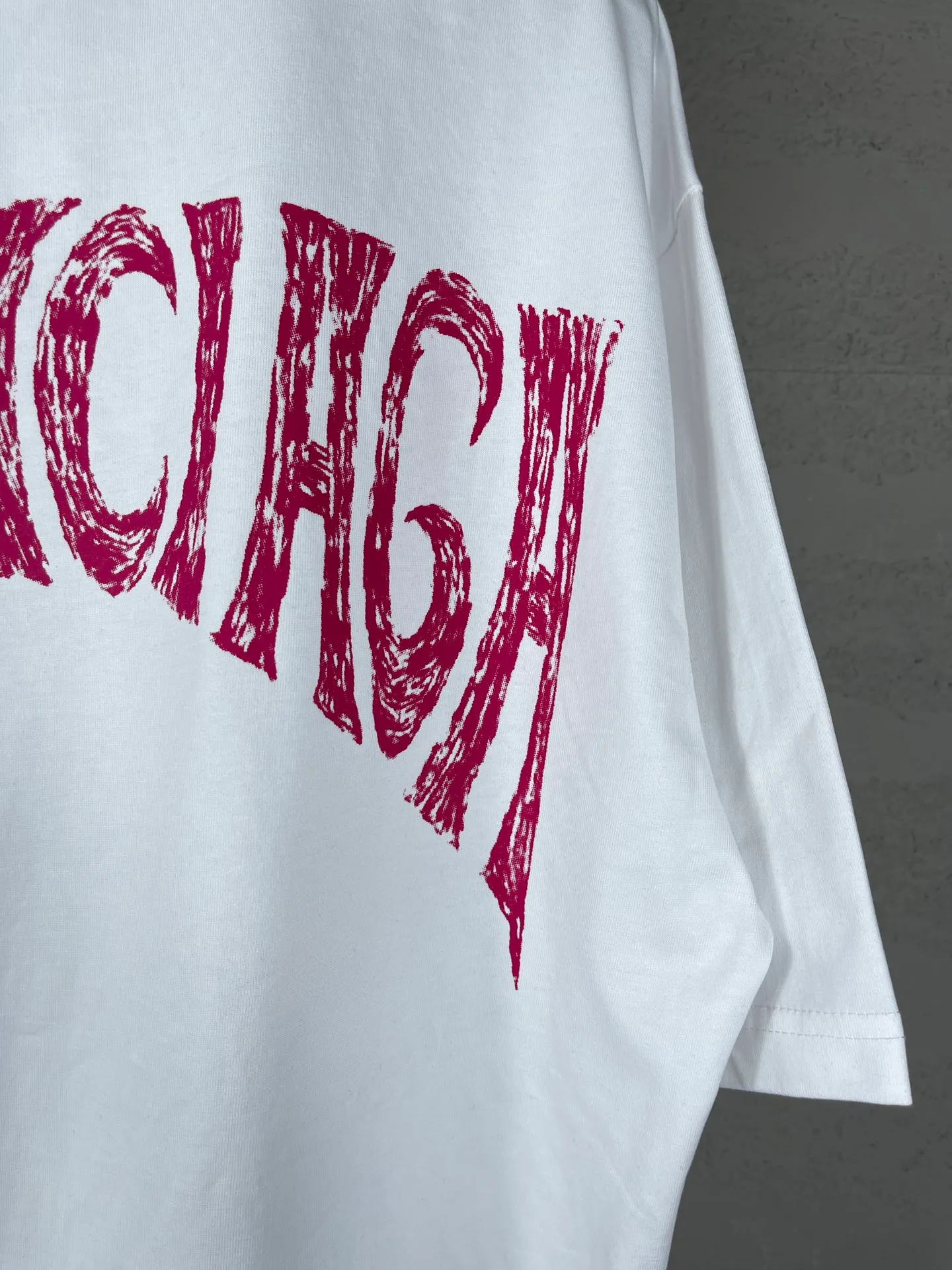 🅿️170 real photos [Top version. Official website quality] BALENCI*GA/Paris. 24SS new sweatshirt, short-sleeved T-shirt with big letters LOGO graffiti on the back. Genuine product is developed at the first time, and the brick cabinet is synchronized. The fabric is made of Paris ZP custom-woven and dyed cotton sweatshirt. The weight is 260 grams, the cloth surface is clean, the cloth pattern is clear, soft and comfortable. The threads are dyed with no color difference. The classic pattern printing uses imported machine direct printing. The effect is three-dimensional and restores the brick cabinet. Different market currencies, welcome to compare. The version adopts OS loose shoulder design. Same style for men and women. Code: BL23301 Color: gray blue. White. Size: XS to L