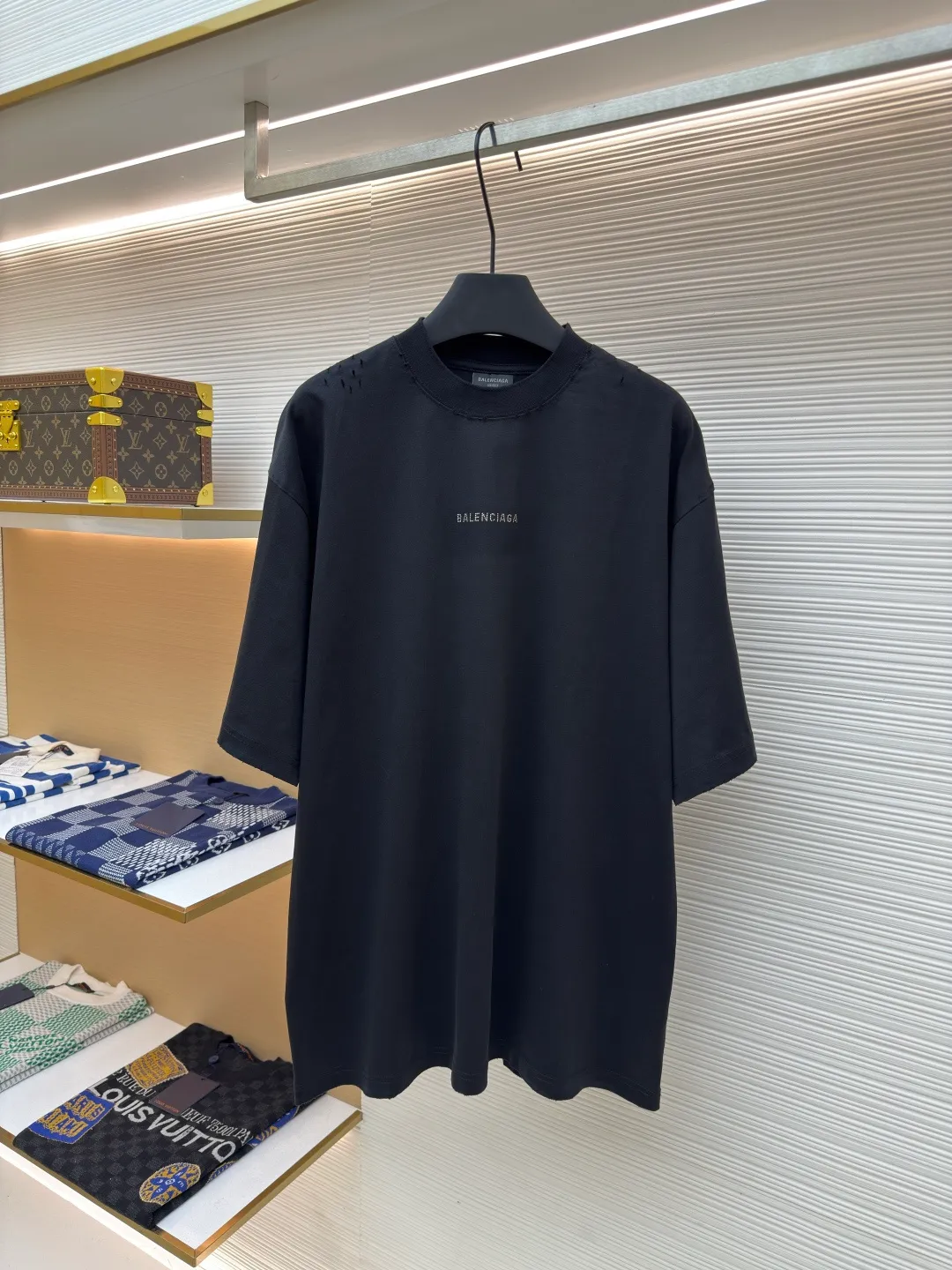 Balenciaga back hot-drilled short sleeves ●Authentic product: 7200 purchase and development ●Item number: 1680370-A10 ●Fabric: bright high-count cotton brocade fabric ●Technology: hot-drilled production ●Version: loose version ●Weight: about 345 grams ●Size: XS-S-M-L ●Description: Customized bright high-count cotton brocade and matching 1*1 320g cross rib Soft touch Comfortable and close to the skin, the jewelry is embellished with the Balenciaga back hot diamond logo. It is combined with frayed and sanded hair to sublimate different light, which can show different attractive beauties. The unique shine of shining diamonds is filled with artistic atmosphere. Use a high-temperature air press machine to press the fabric through high-temperature gas contact with the fabric. Use heat energy and pressure to press the fabric. This can ensure the uniformity of heat distribution. Positioning and manual grinding are used to perform local friction and wear on the fabric. The surface of the fabric will form a natural damage and tear effect and a layer of short and dense fluff. It is time-consuming and labor-intensive, and the daily output is low. The overall wiring is straight and delicate, the fabric is comfortable and soft, and the color is consistent without color difference. It can be matched with the same style to create a fashionable look and control various occasions. Customized accessories, complete with three standards, same style for men and women!