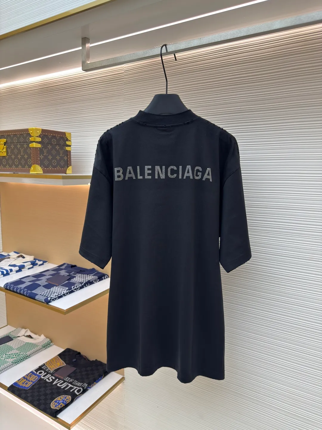 Balenciaga back hot-drilled short sleeves ●Authentic product: 7200 purchase and development ●Item number: 1680370-A10 ●Fabric: bright high-count cotton brocade fabric ●Technology: hot-drilled production ●Version: loose version ●Weight: about 345 grams ●Size: XS-S-M-L ●Description: Customized bright high-count cotton brocade and matching 1*1 320g cross rib Soft touch Comfortable and close to the skin, the jewelry is embellished with the Balenciaga back hot diamond logo. It is combined with frayed and sanded hair to sublimate different light, which can show different attractive beauties. The unique shine of shining diamonds is filled with artistic atmosphere. Use a high-temperature air press machine to press the fabric through high-temperature gas contact with the fabric. Use heat energy and pressure to press the fabric. This can ensure the uniformity of heat distribution. Positioning and manual grinding are used to perform local friction and wear on the fabric. The surface of the fabric will form a natural damage and tear effect and a layer of short and dense fluff. It is time-consuming and labor-intensive, and the daily output is low. The overall wiring is straight and delicate, the fabric is comfortable and soft, and the color is consistent without color difference. It can be matched with the same style to create a fashionable look and control various occasions. Customized accessories, complete with three standards, same style for men and women!