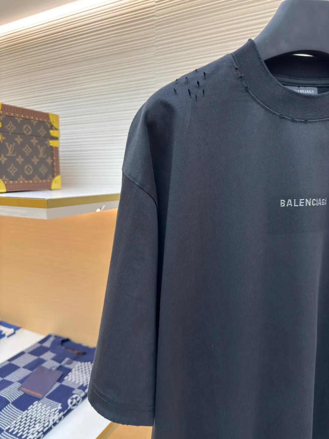 Balenciaga back hot-drilled short sleeves ●Authentic product: 7200 purchase and development ●Item number: 1680370-A10 ●Fabric: bright high-count cotton brocade fabric ●Technology: hot-drilled production ●Version: loose version ●Weight: about 345 grams ●Size: XS-S-M-L ●Description: Customized bright high-count cotton brocade and matching 1*1 320g cross rib Soft touch Comfortable and close to the skin, the jewelry is embellished with the Balenciaga back hot diamond logo. It is combined with frayed and sanded hair to sublimate different light, which can show different attractive beauties. The unique shine of shining diamonds is filled with artistic atmosphere. Use a high-temperature air press machine to press the fabric through high-temperature gas contact with the fabric. Use heat energy and pressure to press the fabric. This can ensure the uniformity of heat distribution. Positioning and manual grinding are used to perform local friction and wear on the fabric. The surface of the fabric will form a natural damage and tear effect and a layer of short and dense fluff. It is time-consuming and labor-intensive, and the daily output is low. The overall wiring is straight and delicate, the fabric is comfortable and soft, and the color is consistent without color difference. It can be matched with the same style to create a fashionable look and control various occasions. Customized accessories, complete with three standards, same style for men and women!
