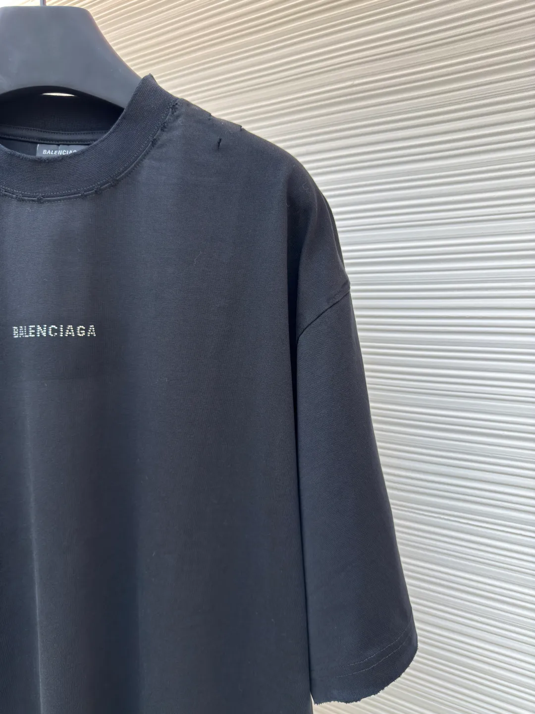 Balenciaga back hot-drilled short sleeves ●Authentic product: 7200 purchase and development ●Item number: 1680370-A10 ●Fabric: bright high-count cotton brocade fabric ●Technology: hot-drilled production ●Version: loose version ●Weight: about 345 grams ●Size: XS-S-M-L ●Description: Customized bright high-count cotton brocade and matching 1*1 320g cross rib Soft touch Comfortable and close to the skin, the jewelry is embellished with the Balenciaga back hot diamond logo. It is combined with frayed and sanded hair to sublimate different light, which can show different attractive beauties. The unique shine of shining diamonds is filled with artistic atmosphere. Use a high-temperature air press machine to press the fabric through high-temperature gas contact with the fabric. Use heat energy and pressure to press the fabric. This can ensure the uniformity of heat distribution. Positioning and manual grinding are used to perform local friction and wear on the fabric. The surface of the fabric will form a natural damage and tear effect and a layer of short and dense fluff. It is time-consuming and labor-intensive, and the daily output is low. The overall wiring is straight and delicate, the fabric is comfortable and soft, and the color is consistent without color difference. It can be matched with the same style to create a fashionable look and control various occasions. Customized accessories, complete with three standards, same style for men and women!