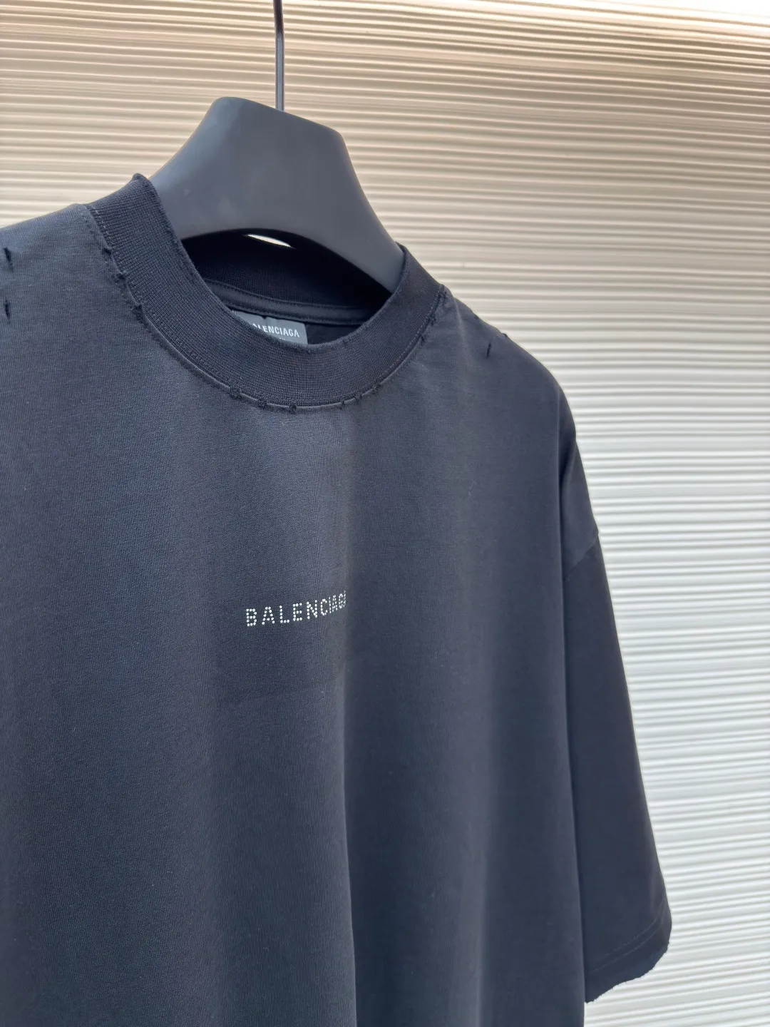 Balenciaga back hot-drilled short sleeves ●Authentic product: 7200 purchase and development ●Item number: 1680370-A10 ●Fabric: bright high-count cotton brocade fabric ●Technology: hot-drilled production ●Version: loose version ●Weight: about 345 grams ●Size: XS-S-M-L ●Description: Customized bright high-count cotton brocade and matching 1*1 320g cross rib Soft touch Comfortable and close to the skin, the jewelry is embellished with the Balenciaga back hot diamond logo. It is combined with frayed and sanded hair to sublimate different light, which can show different attractive beauties. The unique shine of shining diamonds is filled with artistic atmosphere. Use a high-temperature air press machine to press the fabric through high-temperature gas contact with the fabric. Use heat energy and pressure to press the fabric. This can ensure the uniformity of heat distribution. Positioning and manual grinding are used to perform local friction and wear on the fabric. The surface of the fabric will form a natural damage and tear effect and a layer of short and dense fluff. It is time-consuming and labor-intensive, and the daily output is low. The overall wiring is straight and delicate, the fabric is comfortable and soft, and the color is consistent without color difference. It can be matched with the same style to create a fashionable look and control various occasions. Customized accessories, complete with three standards, same style for men and women!