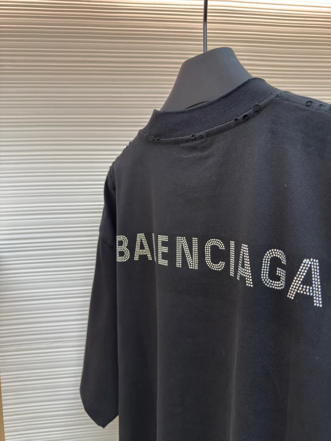 Balenciaga back hot-drilled short sleeves ●Authentic product: 7200 purchase and development ●Item number: 1680370-A10 ●Fabric: bright high-count cotton brocade fabric ●Technology: hot-drilled production ●Version: loose version ●Weight: about 345 grams ●Size: XS-S-M-L ●Description: Customized bright high-count cotton brocade and matching 1*1 320g cross rib Soft touch Comfortable and close to the skin, the jewelry is embellished with the Balenciaga back hot diamond logo. It is combined with frayed and sanded hair to sublimate different light, which can show different attractive beauties. The unique shine of shining diamonds is filled with artistic atmosphere. Use a high-temperature air press machine to press the fabric through high-temperature gas contact with the fabric. Use heat energy and pressure to press the fabric. This can ensure the uniformity of heat distribution. Positioning and manual grinding are used to perform local friction and wear on the fabric. The surface of the fabric will form a natural damage and tear effect and a layer of short and dense fluff. It is time-consuming and labor-intensive, and the daily output is low. The overall wiring is straight and delicate, the fabric is comfortable and soft, and the color is consistent without color difference. It can be matched with the same style to create a fashionable look and control various occasions. Customized accessories, complete with three standards, same style for men and women!