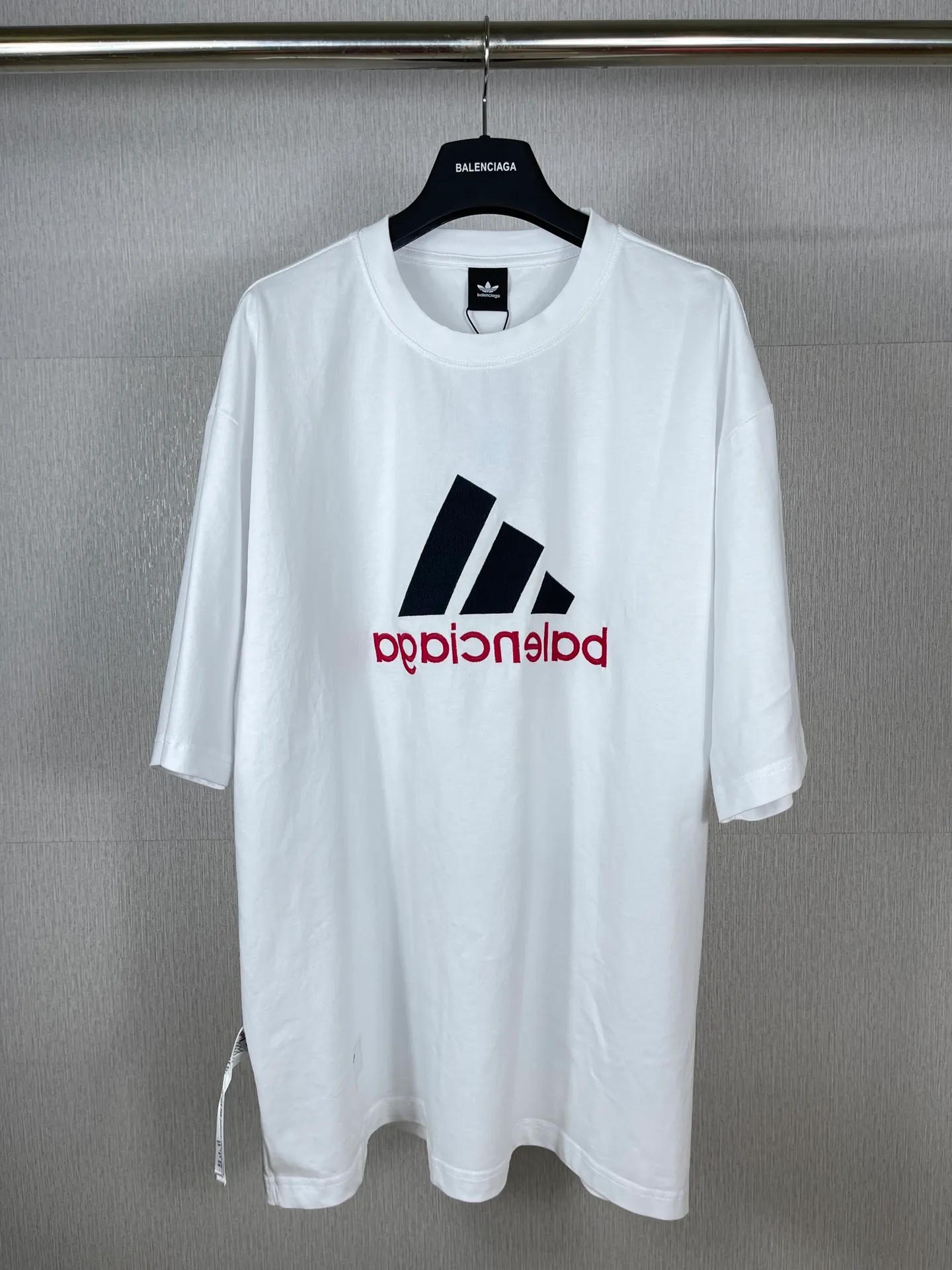🅿️186 Real photos [Top version. Official website quality] BALENCI*GA/Paris co-branded Adidas classic LOGO combination on the front, double-sided front and back wear embroidered short-sleeved T-shirt# The fabric is made of Paris ZP custom-woven and dyed cotton double yarn. Weighing 260 grams, the cloth surface is clean. The cloth pattern is clear, soft and comfortable. The color fastness is good. It is not easy to change color. The threads are dyed with no color difference. The classic letter LOGO embroidery is embroidered using imported Tajima embroidery machine. The lines are clear and the effect is three-dimensional. Restored brick cabinets. The version adopts OS loose shoulder version. Same style for men and women. Code: BL223108 Color: white, sapphire blue, dark green Size: XS to L