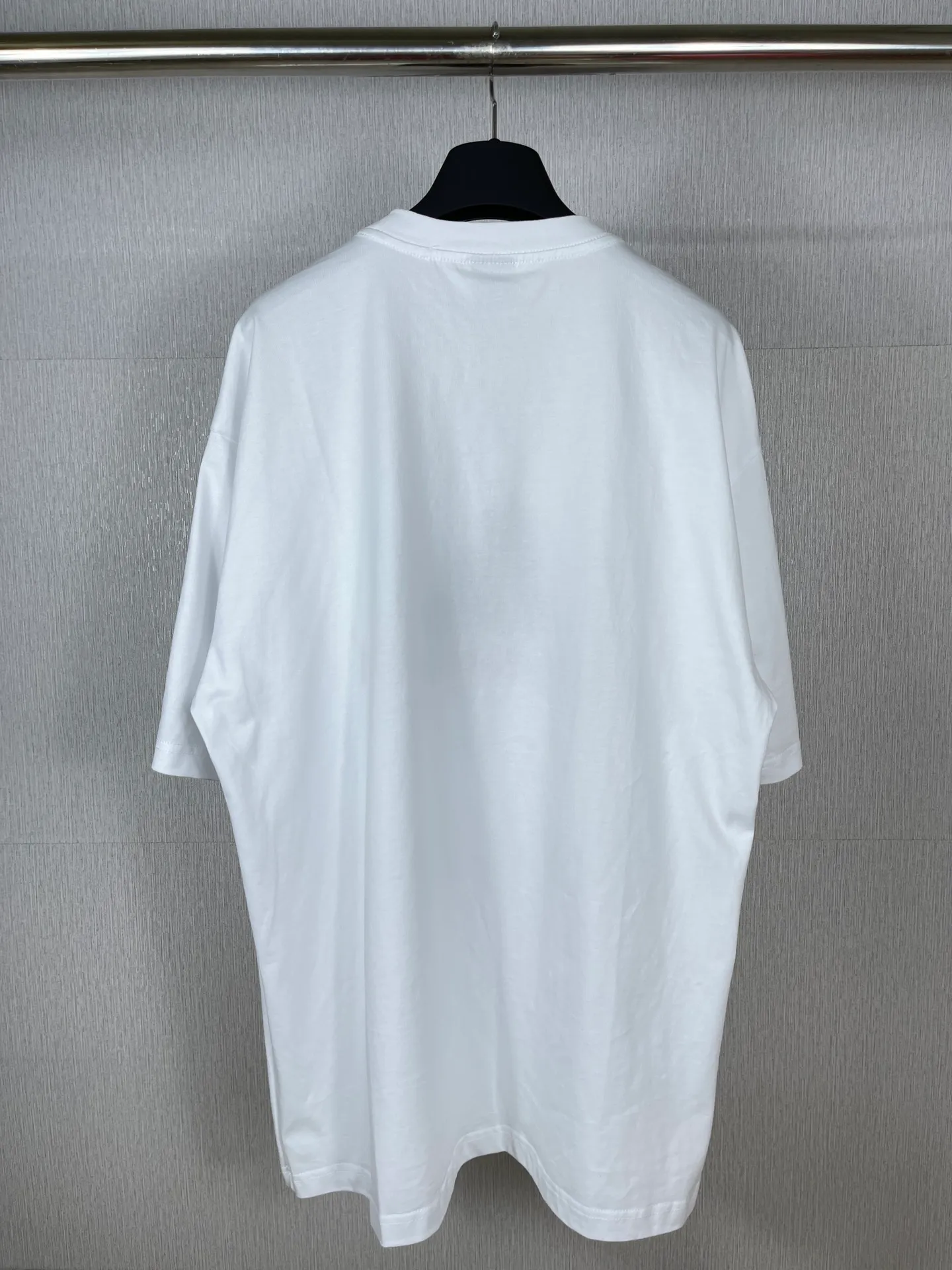 🅿️186 Real photos [Top version. Official website quality] BALENCI*GA/Paris co-branded Adidas classic LOGO combination on the front, double-sided front and back wear embroidered short-sleeved T-shirt# The fabric is made of Paris ZP custom-woven and dyed cotton double yarn. Weighing 260 grams, the cloth surface is clean. The cloth pattern is clear, soft and comfortable. The color fastness is good. It is not easy to change color. The threads are dyed with no color difference. The classic letter LOGO embroidery is embroidered using imported Tajima embroidery machine. The lines are clear and the effect is three-dimensional. Restored brick cabinets. The version adopts OS loose shoulder version. Same style for men and women. Code: BL223108 Color: white, sapphire blue, dark green Size: XS to L