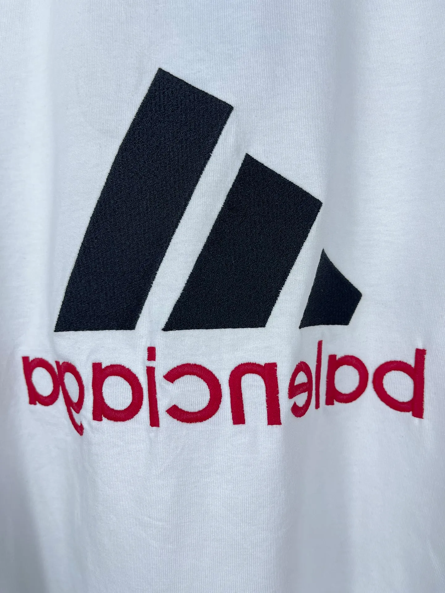 🅿️186 Real photos [Top version. Official website quality] BALENCI*GA/Paris co-branded Adidas classic LOGO combination on the front, double-sided front and back wear embroidered short-sleeved T-shirt# The fabric is made of Paris ZP custom-woven and dyed cotton double yarn. Weighing 260 grams, the cloth surface is clean. The cloth pattern is clear, soft and comfortable. The color fastness is good. It is not easy to change color. The threads are dyed with no color difference. The classic letter LOGO embroidery is embroidered using imported Tajima embroidery machine. The lines are clear and the effect is three-dimensional. Restored brick cabinets. The version adopts OS loose shoulder version. Same style for men and women. Code: BL223108 Color: white, sapphire blue, dark green Size: XS to L