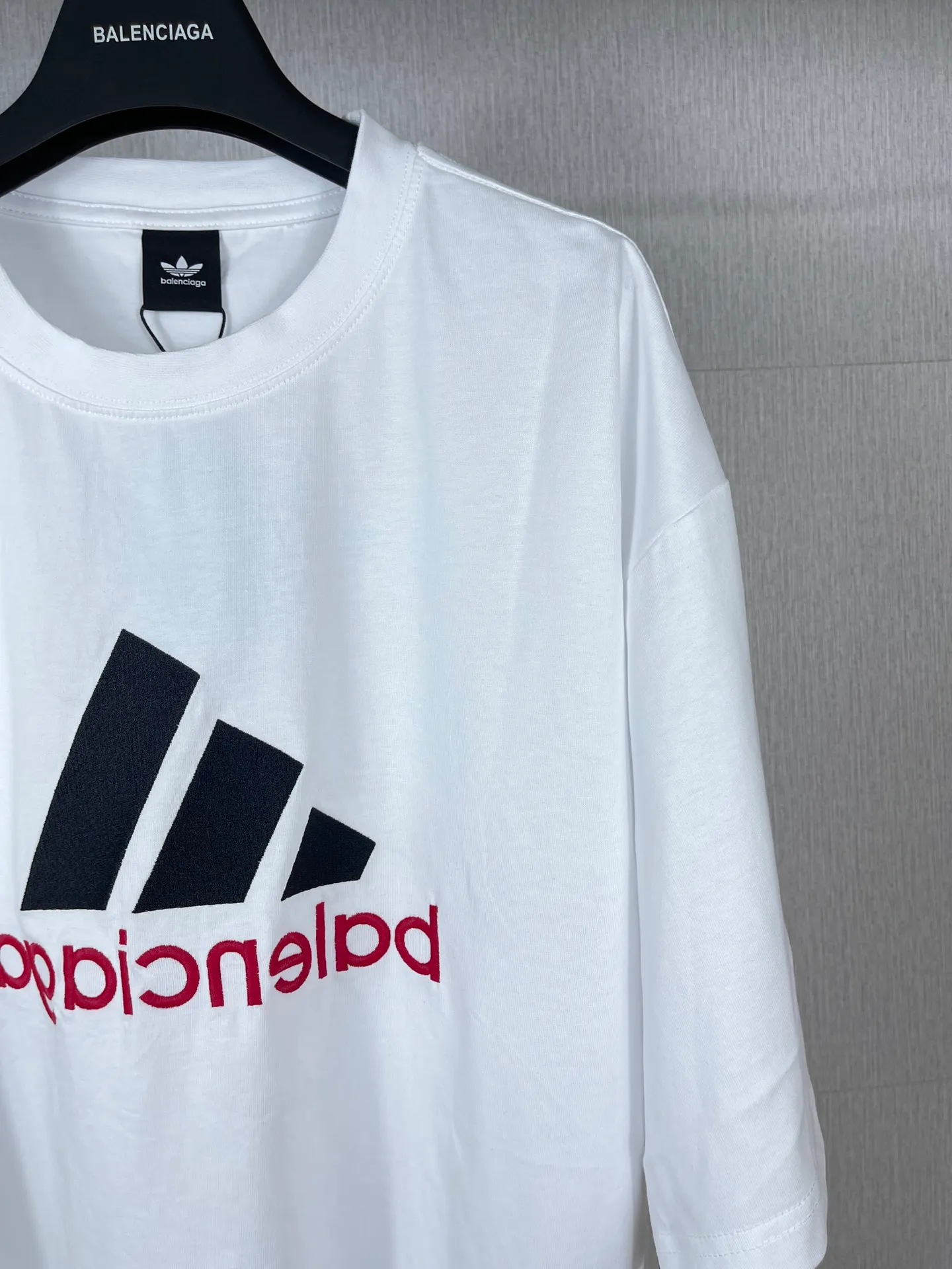 🅿️186 Real photos [Top version. Official website quality] BALENCI*GA/Paris co-branded Adidas classic LOGO combination on the front, double-sided front and back wear embroidered short-sleeved T-shirt# The fabric is made of Paris ZP custom-woven and dyed cotton double yarn. Weighing 260 grams, the cloth surface is clean. The cloth pattern is clear, soft and comfortable. The color fastness is good. It is not easy to change color. The threads are dyed with no color difference. The classic letter LOGO embroidery is embroidered using imported Tajima embroidery machine. The lines are clear and the effect is three-dimensional. Restored brick cabinets. The version adopts OS loose shoulder version. Same style for men and women. Code: BL223108 Color: white, sapphire blue, dark green Size: XS to L