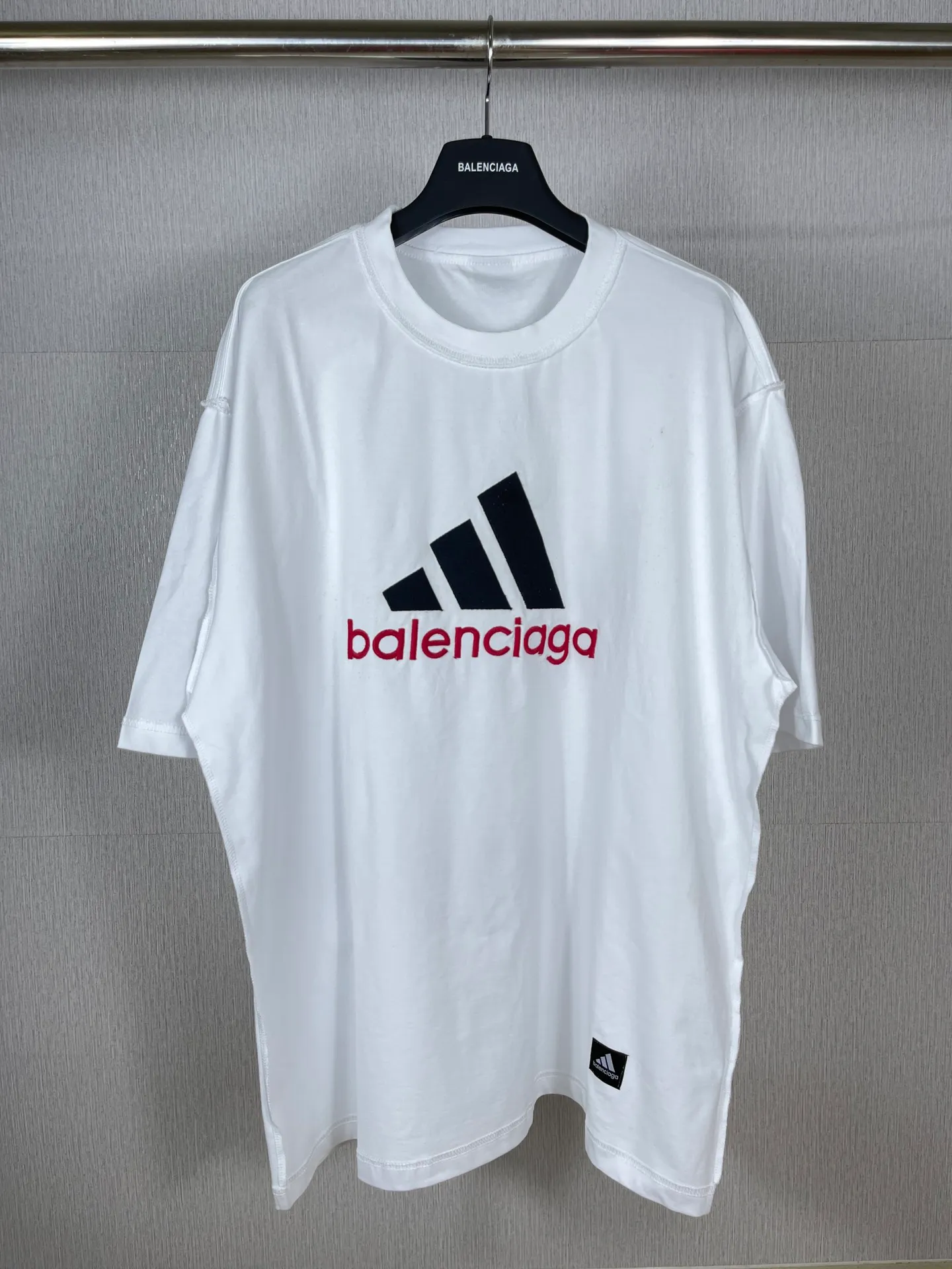 🅿️186 Real photos [Top version. Official website quality] BALENCI*GA/Paris co-branded Adidas classic LOGO combination on the front, double-sided front and back wear embroidered short-sleeved T-shirt# The fabric is made of Paris ZP custom-woven and dyed cotton double yarn. Weighing 260 grams, the cloth surface is clean. The cloth pattern is clear, soft and comfortable. The color fastness is good. It is not easy to change color. The threads are dyed with no color difference. The classic letter LOGO embroidery is embroidered using imported Tajima embroidery machine. The lines are clear and the effect is three-dimensional. Restored brick cabinets. The version adopts OS loose shoulder version. Same style for men and women. Code: BL223108 Color: white, sapphire blue, dark green Size: XS to L