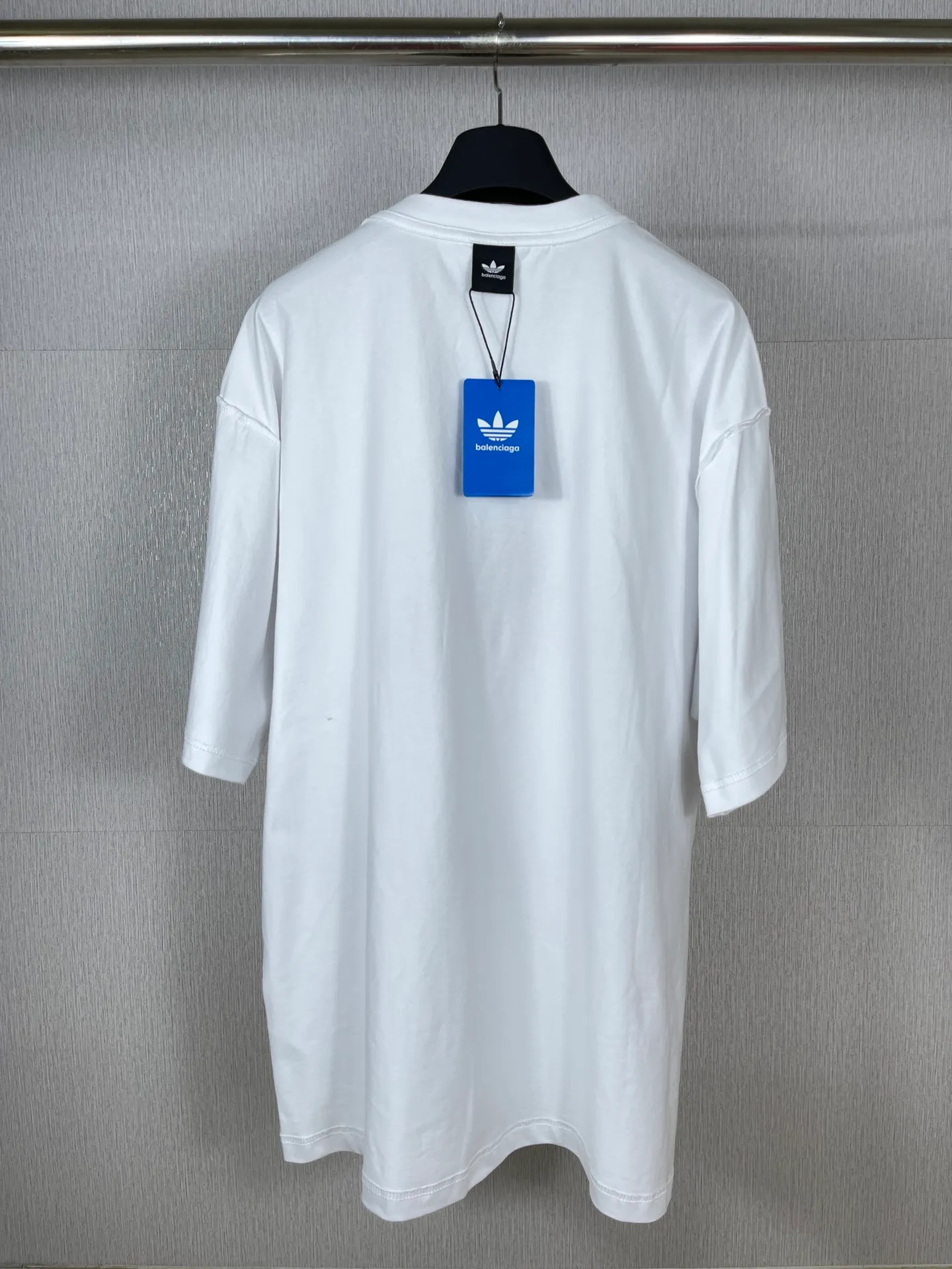 🅿️186 Real photos [Top version. Official website quality] BALENCI*GA/Paris co-branded Adidas classic LOGO combination on the front, double-sided front and back wear embroidered short-sleeved T-shirt# The fabric is made of Paris ZP custom-woven and dyed cotton double yarn. Weighing 260 grams, the cloth surface is clean. The cloth pattern is clear, soft and comfortable. The color fastness is good. It is not easy to change color. The threads are dyed with no color difference. The classic letter LOGO embroidery is embroidered using imported Tajima embroidery machine. The lines are clear and the effect is three-dimensional. Restored brick cabinets. The version adopts OS loose shoulder version. Same style for men and women. Code: BL223108 Color: white, sapphire blue, dark green Size: XS to L