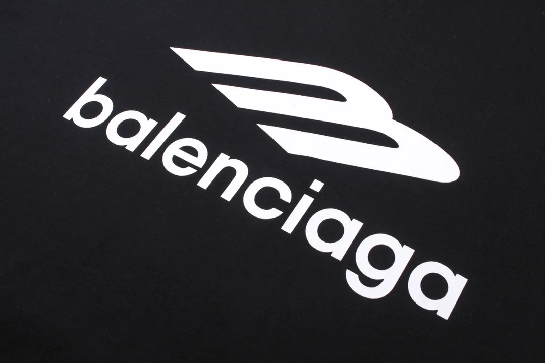 🅿️180 detailed pictures [Top version. Official website quality] BALENCI*GA/Paris BALENCI*GA#2024 latest model, large LOGO icon. Front and back. Left and right printed short-sleeved T-shirts. Brick cabinet synchronization. Genuine products are developed and developed in the first time. Welcome to compare! The fabric is made of Paris ZP custom-woven and dyed 100% cotton double-yarn compact cotton. The weight is 260 grams. The cloth surface is clean. The cloth pattern is clear. It is soft and comfortable. It has good color fastness and is not easy to change color. The threads are woven and dyed with no color difference. The printing uses imported environmentally friendly ♻️ glue, which has a three-dimensional effect and clear lines. There are no rough edges and lines, and the version adopts the OS loose shoulder design. Same style for men and women. Code: BL223317 Color: Dark blue gray. White Size: XS to L