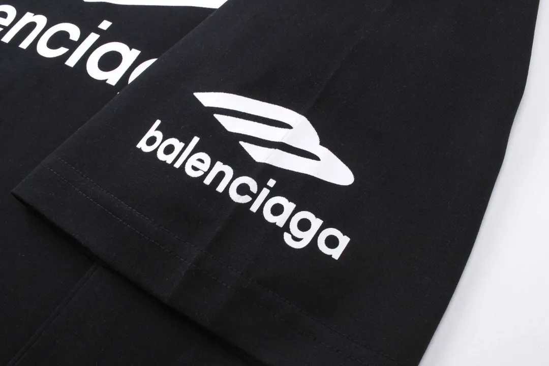 🅿️180 detailed pictures [Top version. Official website quality] BALENCI*GA/Paris BALENCI*GA#2024 latest model, large LOGO icon. Front and back. Left and right printed short-sleeved T-shirts. Brick cabinet synchronization. Genuine products are developed and developed in the first time. Welcome to compare! The fabric is made of Paris ZP custom-woven and dyed 100% cotton double-yarn compact cotton. The weight is 260 grams. The cloth surface is clean. The cloth pattern is clear. It is soft and comfortable. It has good color fastness and is not easy to change color. The threads are woven and dyed with no color difference. The printing uses imported environmentally friendly ♻️ glue, which has a three-dimensional effect and clear lines. There are no rough edges and lines, and the version adopts the OS loose shoulder design. Same style for men and women. Code: BL223317 Color: Dark blue gray. White Size: XS to L