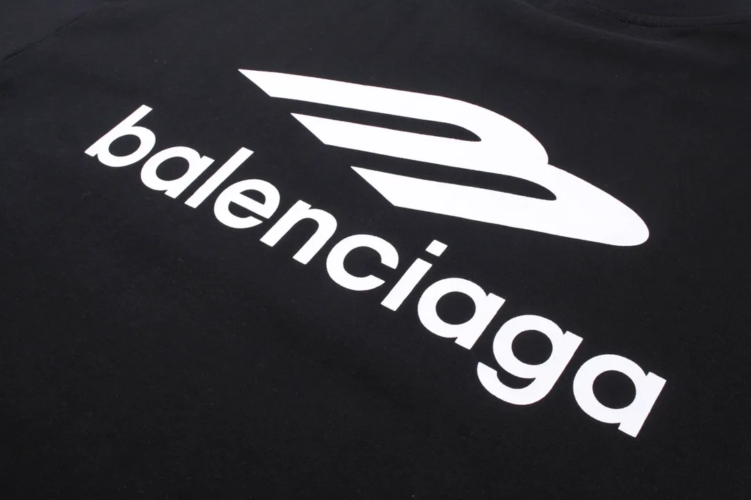 🅿️180 detailed pictures [Top version. Official website quality] BALENCI*GA/Paris BALENCI*GA#2024 latest model, large LOGO icon. Front and back. Left and right printed short-sleeved T-shirts. Brick cabinet synchronization. Genuine products are developed and developed in the first time. Welcome to compare! The fabric is made of Paris ZP custom-woven and dyed 100% cotton double-yarn compact cotton. The weight is 260 grams. The cloth surface is clean. The cloth pattern is clear. It is soft and comfortable. It has good color fastness and is not easy to change color. The threads are woven and dyed with no color difference. The printing uses imported environmentally friendly ♻️ glue, which has a three-dimensional effect and clear lines. There are no rough edges and lines, and the version adopts the OS loose shoulder design. Same style for men and women. Code: BL223317 Color: Dark blue gray. White Size: XS to L