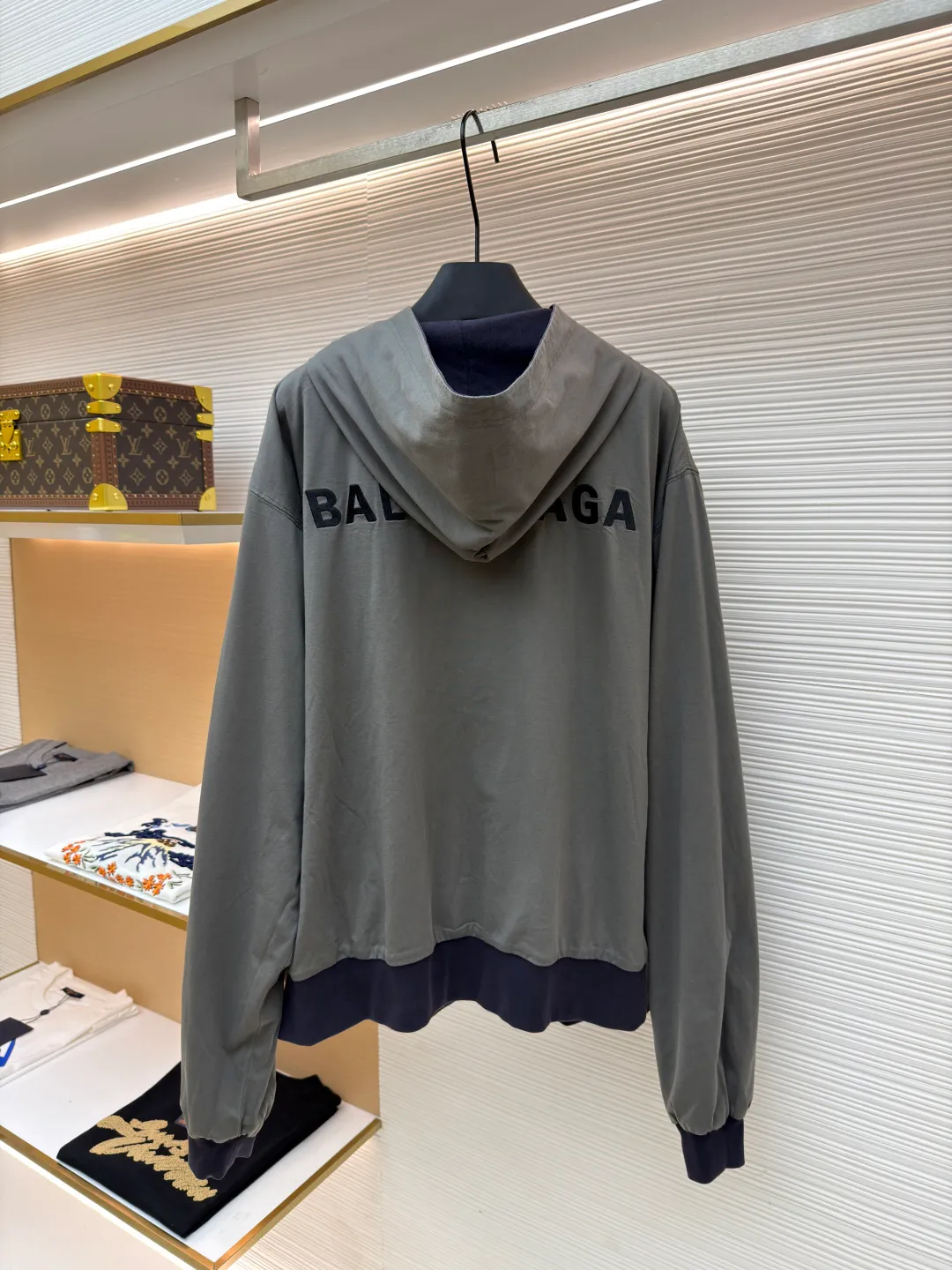 Balenciaga front and back double-layer hooded sweatshirt ●Original version: Purchased and developed by 9593 ●Item number: 1681294-B35 ●Fabric: Retro jersey fabric ●Technology: Washed production ●Color: black and gray ●Version: Loose version ●Weight: about 855 grams ●Size: Thread, weight is 270g. The weight of the fabric ensures lightness and breathability. The 24-count yarn gives the fabric a delicate and smooth texture, and the plain knitted structure brings good skin-friendliness and moderate elasticity. The fabric has been washed in faded gray, which not only gives it a unique retro look and softens the color, but also achieves a pre-softening effect on the touch, eliminating the stiffness of new fabric and giving the garment a comfortable and soft old material feel when worn for the first time. The main body of the gray surface embroidery adopts new tatami twill lace embroidery. The tatami embroidery stitches are intertwined and form diagonal lines. The tatami woven surface and the shaped edge integrally connected with the tatami woven surface. Good flatness, soft hand feel, good elasticity and good gloss. The woven surface of tatami is indented compared to the fixed edge, which improves the three-dimensional effect of the pattern and has a better visual effect. The black side uses precision needlepoint embroidery technology; the embroidery is very fine and dense, with clear patterns and strong lines and three-dimensionality. The linen material embroidery thread is combined with encrypted processing, and the embroidery body has a subtle matte visual texture; the embroidery effect is three-dimensional and full. The flat embroidery has a unique needle-to-needle design, and the embroidery is very fine and dense. The overall stitching is fine, with consistent fineness and texture, adding a sense of layering to the simple design. A unique technology that simulates natural aging through post-finishing processes. Through controlled stone grinding, enzyme washing and other processes, the original dye in the cotton fiber is partially removed, forming uneven fading marks on the dark base, thereby creating a soft, retro grayscale visual effect. The overall wiring is straight and delicate, the fabric is comfortable and soft, and the color is consistent without color difference. It can be matched with the same style to create a fashionable look and control various occasions. Customized accessories, complete with three standards, same style for men and women!