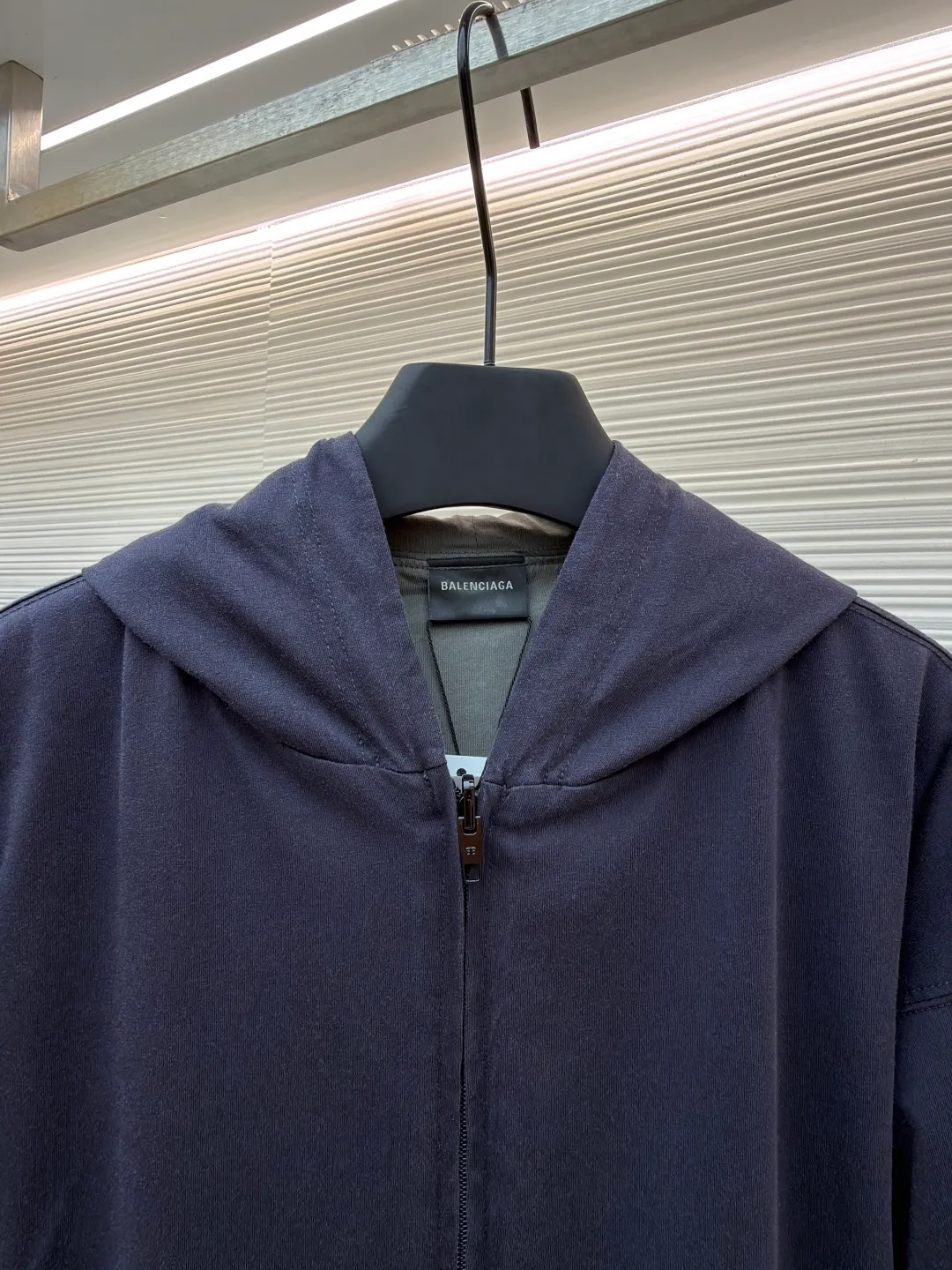 Balenciaga front and back double-layer hooded sweatshirt ●Original version: Purchased and developed by 9593 ●Item number: 1681294-B35 ●Fabric: Retro jersey fabric ●Technology: Washed production ●Color: black and gray ●Version: Loose version ●Weight: about 855 grams ●Size: Thread, weight is 270g. The weight of the fabric ensures lightness and breathability. The 24-count yarn gives the fabric a delicate and smooth texture, and the plain knitted structure brings good skin-friendliness and moderate elasticity. The fabric has been washed in faded gray, which not only gives it a unique retro look and softens the color, but also achieves a pre-softening effect on the touch, eliminating the stiffness of new fabric and giving the garment a comfortable and soft old material feel when worn for the first time. The main body of the gray surface embroidery adopts new tatami twill lace embroidery. The tatami embroidery stitches are intertwined and form diagonal lines. The tatami woven surface and the shaped edge integrally connected with the tatami woven surface. Good flatness, soft hand feel, good elasticity and good gloss. The woven surface of tatami is indented compared to the fixed edge, which improves the three-dimensional effect of the pattern and has a better visual effect. The black side uses precision needlepoint embroidery technology; the embroidery is very fine and dense, with clear patterns and strong lines and three-dimensionality. The linen material embroidery thread is combined with encrypted processing, and the embroidery body has a subtle matte visual texture; the embroidery effect is three-dimensional and full. The flat embroidery has a unique needle-to-needle design, and the embroidery is very fine and dense. The overall stitching is fine, with consistent fineness and texture, adding a sense of layering to the simple design. A unique technology that simulates natural aging through post-finishing processes. Through controlled stone grinding, enzyme washing and other processes, the original dye in the cotton fiber is partially removed, forming uneven fading marks on the dark base, thereby creating a soft, retro grayscale visual effect. The overall wiring is straight and delicate, the fabric is comfortable and soft, and the color is consistent without color difference. It can be matched with the same style to create a fashionable look and control various occasions. Customized accessories, complete with three standards, same style for men and women!