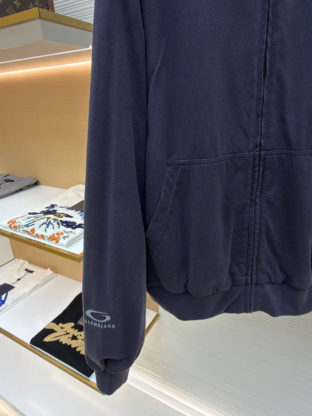 Balenciaga front and back double-layer hooded sweatshirt ●Original version: Purchased and developed by 9593 ●Item number: 1681294-B35 ●Fabric: Retro jersey fabric ●Technology: Washed production ●Color: black and gray ●Version: Loose version ●Weight: about 855 grams ●Size: Thread, weight is 270g. The weight of the fabric ensures lightness and breathability. The 24-count yarn gives the fabric a delicate and smooth texture, and the plain knitted structure brings good skin-friendliness and moderate elasticity. The fabric has been washed in faded gray, which not only gives it a unique retro look and softens the color, but also achieves a pre-softening effect on the touch, eliminating the stiffness of new fabric and giving the garment a comfortable and soft old material feel when worn for the first time. The main body of the gray surface embroidery adopts new tatami twill lace embroidery. The tatami embroidery stitches are intertwined and form diagonal lines. The tatami woven surface and the shaped edge integrally connected with the tatami woven surface. Good flatness, soft hand feel, good elasticity and good gloss. The woven surface of tatami is indented compared to the fixed edge, which improves the three-dimensional effect of the pattern and has a better visual effect. The black side uses precision needlepoint embroidery technology; the embroidery is very fine and dense, with clear patterns and strong lines and three-dimensionality. The linen material embroidery thread is combined with encrypted processing, and the embroidery body has a subtle matte visual texture; the embroidery effect is three-dimensional and full. The flat embroidery has a unique needle-to-needle design, and the embroidery is very fine and dense. The overall stitching is fine, with consistent fineness and texture, adding a sense of layering to the simple design. A unique technology that simulates natural aging through post-finishing processes. Through controlled stone grinding, enzyme washing and other processes, the original dye in the cotton fiber is partially removed, forming uneven fading marks on the dark base, thereby creating a soft, retro grayscale visual effect. The overall wiring is straight and delicate, the fabric is comfortable and soft, and the color is consistent without color difference. It can be matched with the same style to create a fashionable look and control various occasions. Customized accessories, complete with three standards, same style for men and women!