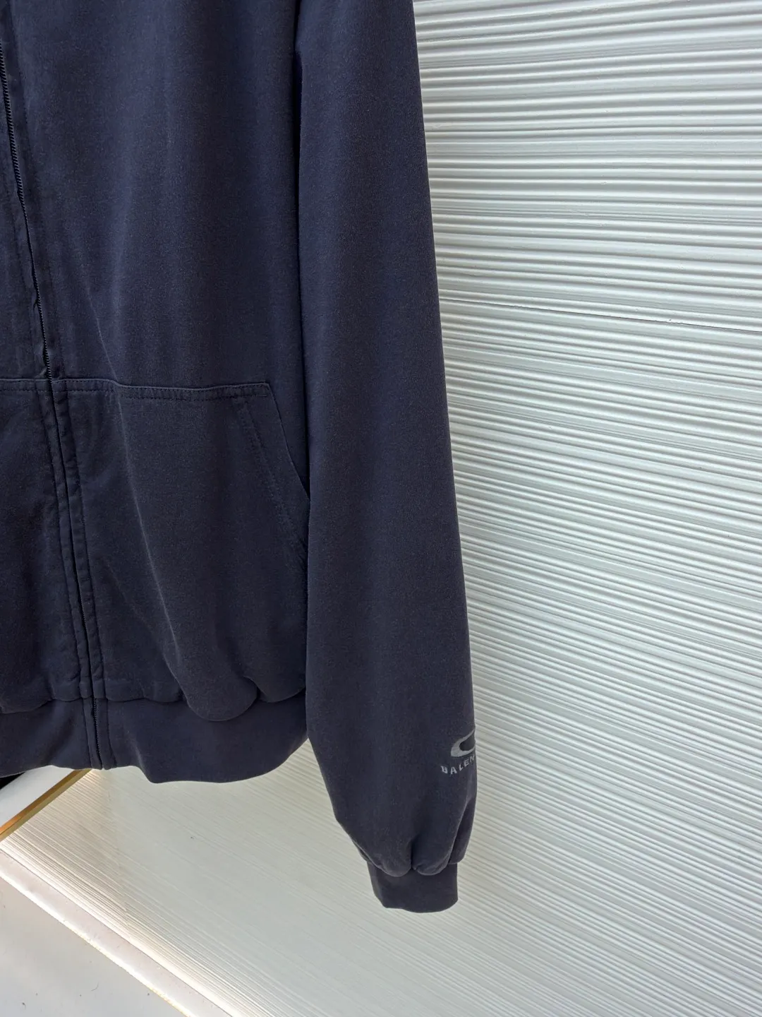 Balenciaga front and back double-layer hooded sweatshirt ●Original version: Purchased and developed by 9593 ●Item number: 1681294-B35 ●Fabric: Retro jersey fabric ●Technology: Washed production ●Color: black and gray ●Version: Loose version ●Weight: about 855 grams ●Size: Thread, weight is 270g. The weight of the fabric ensures lightness and breathability. The 24-count yarn gives the fabric a delicate and smooth texture, and the plain knitted structure brings good skin-friendliness and moderate elasticity. The fabric has been washed in faded gray, which not only gives it a unique retro look and softens the color, but also achieves a pre-softening effect on the touch, eliminating the stiffness of new fabric and giving the garment a comfortable and soft old material feel when worn for the first time. The main body of the gray surface embroidery adopts new tatami twill lace embroidery. The tatami embroidery stitches are intertwined and form diagonal lines. The tatami woven surface and the shaped edge integrally connected with the tatami woven surface. Good flatness, soft hand feel, good elasticity and good gloss. The woven surface of tatami is indented compared to the fixed edge, which improves the three-dimensional effect of the pattern and has a better visual effect. The black side uses precision needlepoint embroidery technology; the embroidery is very fine and dense, with clear patterns and strong lines and three-dimensionality. The linen material embroidery thread is combined with encrypted processing, and the embroidery body has a subtle matte visual texture; the embroidery effect is three-dimensional and full. The flat embroidery has a unique needle-to-needle design, and the embroidery is very fine and dense. The overall stitching is fine, with consistent fineness and texture, adding a sense of layering to the simple design. A unique technology that simulates natural aging through post-finishing processes. Through controlled stone grinding, enzyme washing and other processes, the original dye in the cotton fiber is partially removed, forming uneven fading marks on the dark base, thereby creating a soft, retro grayscale visual effect. The overall wiring is straight and delicate, the fabric is comfortable and soft, and the color is consistent without color difference. It can be matched with the same style to create a fashionable look and control various occasions. Customized accessories, complete with three standards, same style for men and women!