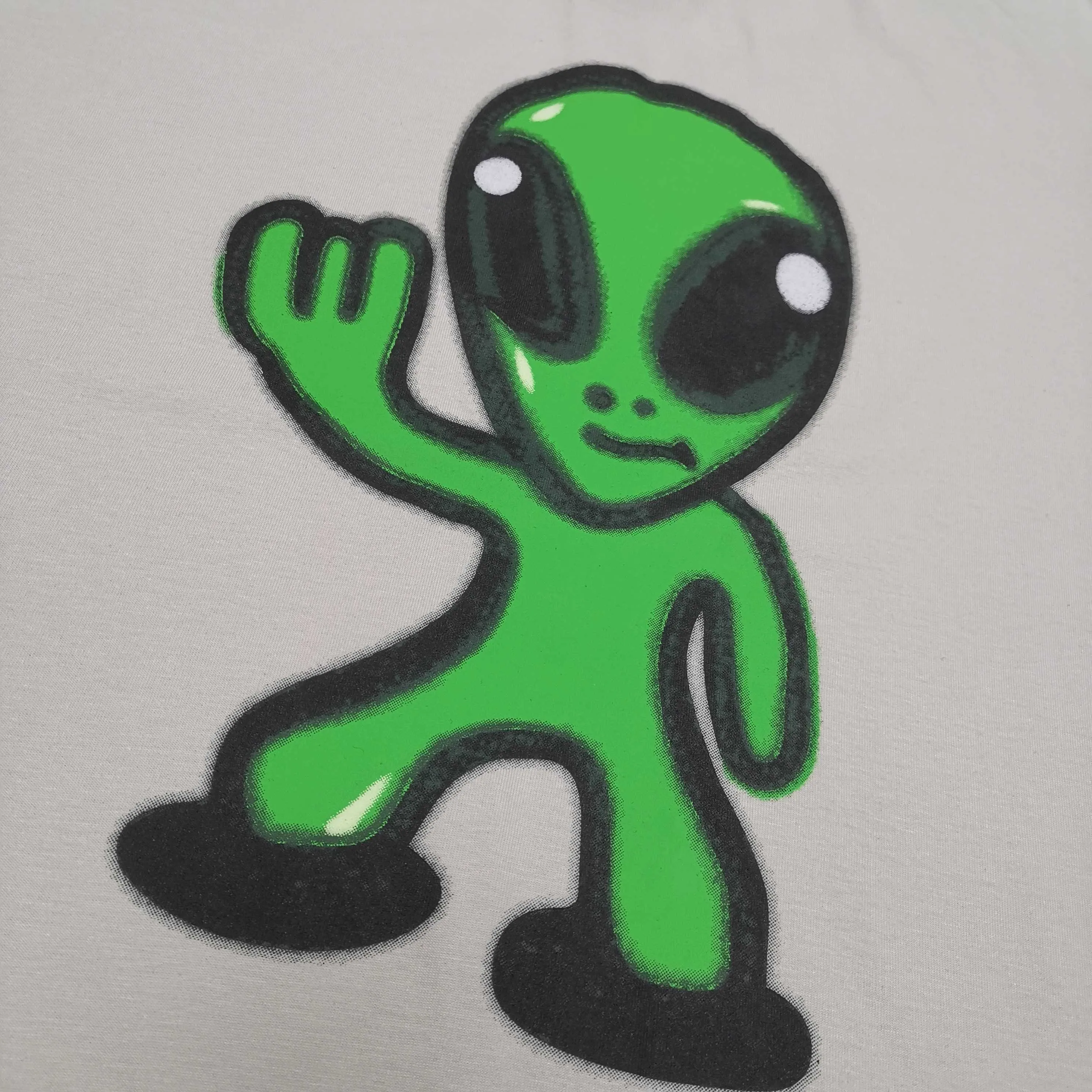 [Top version. Official website quality] BALENCI*GA/25 new style. The front is directly printed with hithg there + dripley art work + luminous effect, aliens are printed on the front, smiley faces are printed on the back, short-sleeved T-shirt with embroidered letters on the right sleeve # SS25 latest style. Research and development at the first time, different market currencies. Comparisons welcome. The fabric is made of Paris ZP custom-woven and dyed cotton double yarn. Weighing 260 grams, the cloth surface is clean. The cloth pattern is clear, soft and comfortable. The threads are dyed with no color difference. Printing adopts computer direct printing. Jubie market currency. Welcome to compare. The version adopts OS loose shoulder design. Same style for men and women. Color: off-white, black, floral gray. Size: XS S M L P260