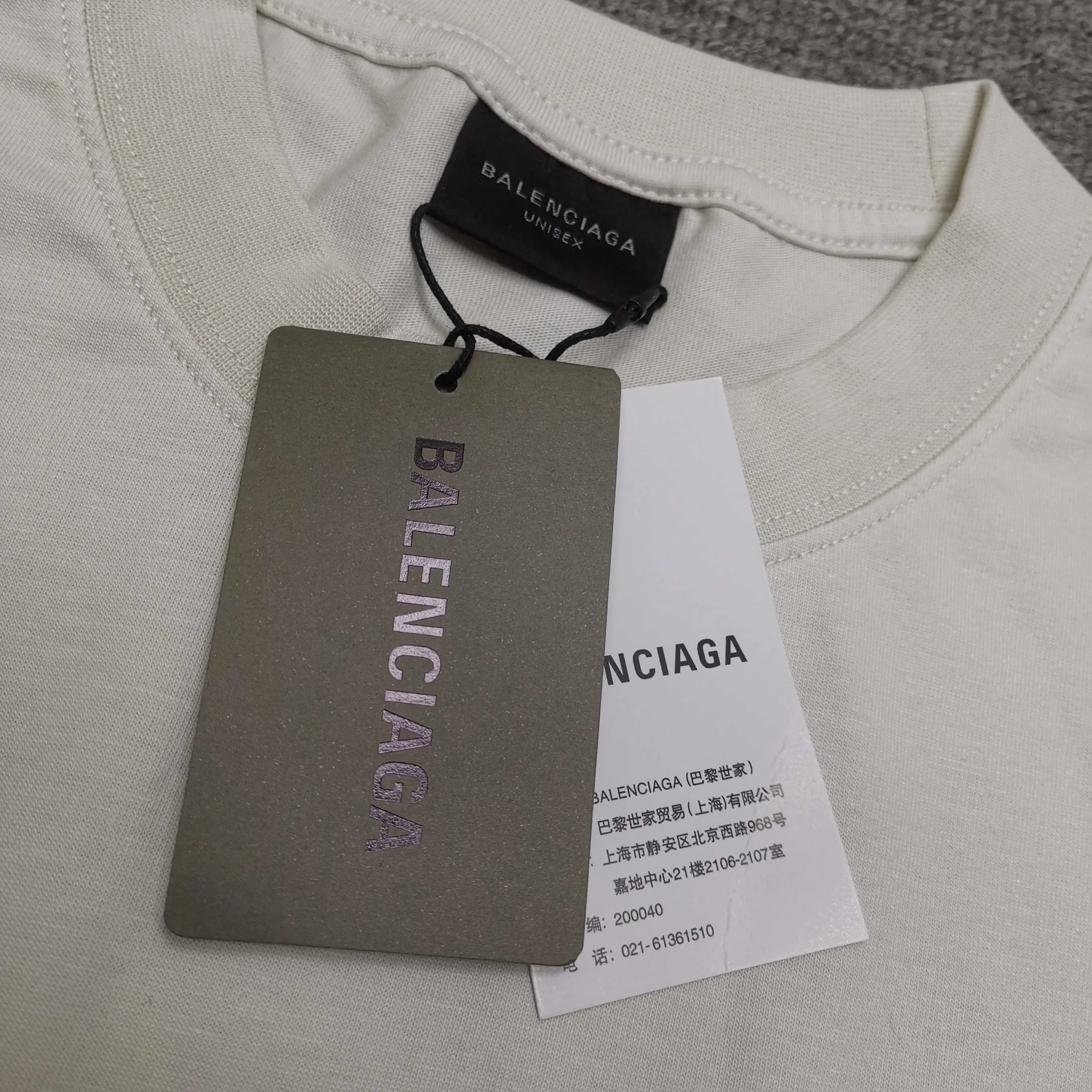 [Top version. Official website quality] BALENCI*GA/25 new style. The front is directly printed with hithg there + dripley art work + luminous effect, aliens are printed on the front, smiley faces are printed on the back, short-sleeved T-shirt with embroidered letters on the right sleeve # SS25 latest style. Research and development at the first time, different market currencies. Comparisons welcome. The fabric is made of Paris ZP custom-woven and dyed cotton double yarn. Weighing 260 grams, the cloth surface is clean. The cloth pattern is clear, soft and comfortable. The threads are dyed with no color difference. Printing adopts computer direct printing. Jubie market currency. Welcome to compare. The version adopts OS loose shoulder design. Same style for men and women. Color: off-white, black, floral gray. Size: XS S M L P260