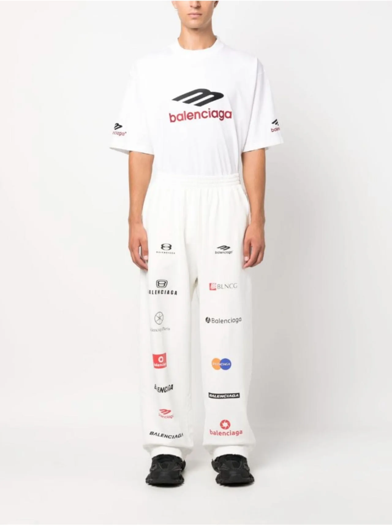 ♻️💯Upper body reference model picture❤️Top tested version [BALENCIAGA] Balenciaga 24FW new multi-digit logo printed ripped sweatpants - The fabric is made of Paris ZP custom-woven and dyed cotton terry fabric, weight 400 grams, clean cloth surface, clear cloth pattern, soft and comfortable, good color fastness, not easy to change color -It adopts custom weaving and dyeing without color difference, and the printing adopts digital direct printing and Kangli printing. The garment is old and worn, with ultra-high craftsmanship. The version adopts loose OS silhouette design. COLOR: black, off-white, SIZE: S M L P: 396