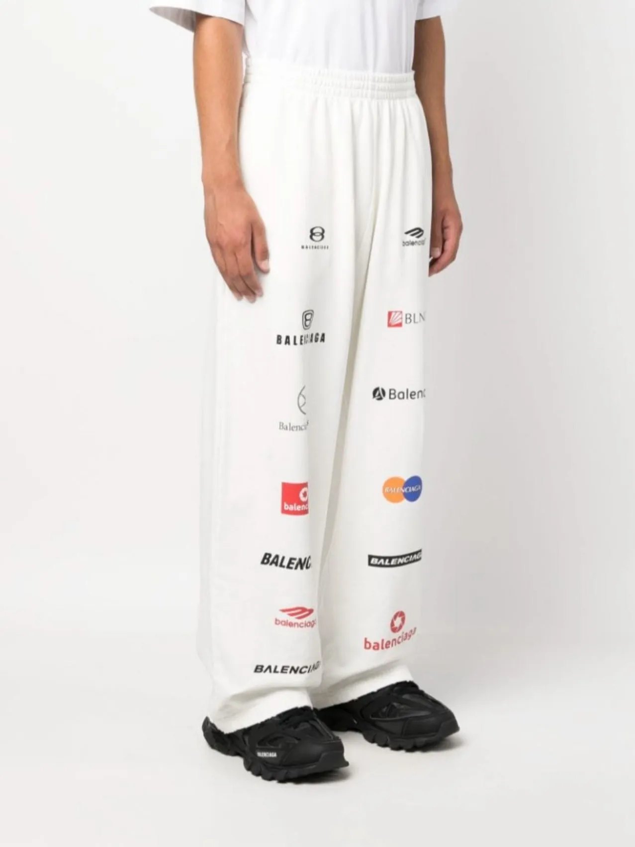 ♻️💯Upper body reference model picture❤️Top tested version [BALENCIAGA] Balenciaga 24FW new multi-digit logo printed ripped sweatpants - The fabric is made of Paris ZP custom-woven and dyed cotton terry fabric, weight 400 grams, clean cloth surface, clear cloth pattern, soft and comfortable, good color fastness, not easy to change color -It adopts custom weaving and dyeing without color difference, and the printing adopts digital direct printing and Kangli printing. The garment is old and worn, with ultra-high craftsmanship. The version adopts loose OS silhouette design. COLOR: black, off-white, SIZE: S M L P: 396
