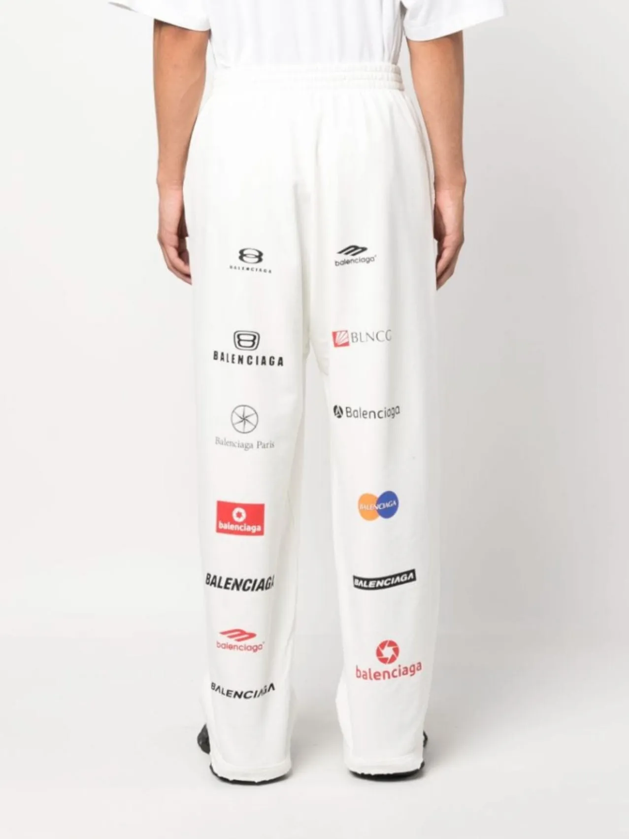 ♻️💯Upper body reference model picture❤️Top tested version [BALENCIAGA] Balenciaga 24FW new multi-digit logo printed ripped sweatpants - The fabric is made of Paris ZP custom-woven and dyed cotton terry fabric, weight 400 grams, clean cloth surface, clear cloth pattern, soft and comfortable, good color fastness, not easy to change color -It adopts custom weaving and dyeing without color difference, and the printing adopts digital direct printing and Kangli printing. The garment is old and worn, with ultra-high craftsmanship. The version adopts loose OS silhouette design. COLOR: black, off-white, SIZE: S M L P: 396