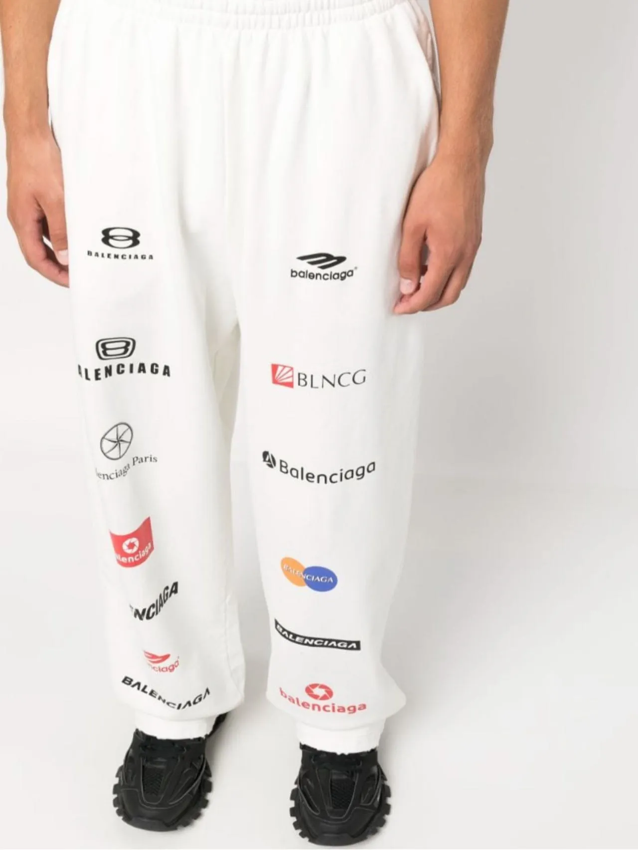 ♻️💯Upper body reference model picture❤️Top tested version [BALENCIAGA] Balenciaga 24FW new multi-digit logo printed ripped sweatpants - The fabric is made of Paris ZP custom-woven and dyed cotton terry fabric, weight 400 grams, clean cloth surface, clear cloth pattern, soft and comfortable, good color fastness, not easy to change color -It adopts custom weaving and dyeing without color difference, and the printing adopts digital direct printing and Kangli printing. The garment is old and worn, with ultra-high craftsmanship. The version adopts loose OS silhouette design. COLOR: black, off-white, SIZE: S M L P: 396