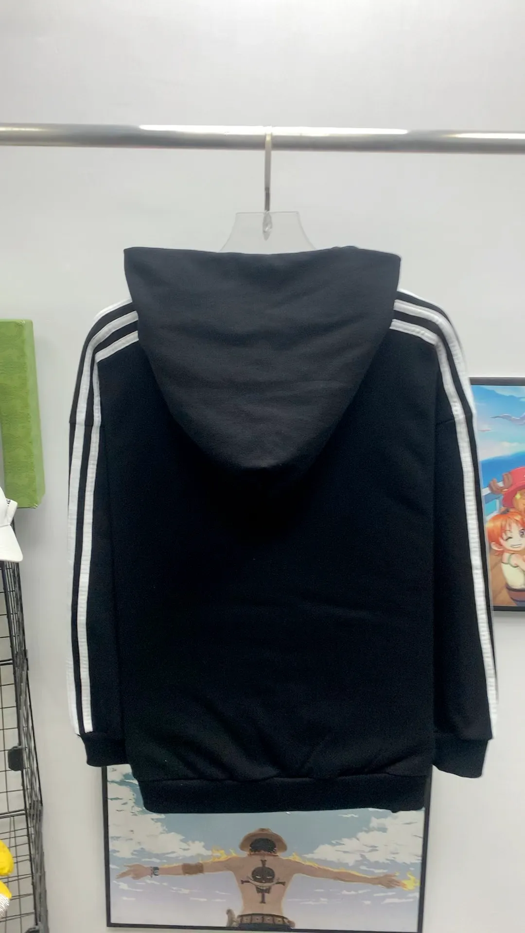 Real shot video on the back————The top tested version BALENCIAGA/Paris co-branded Adidas three-leaf clover three-stripe LOGO embroidered hooded sweatshirt. The fabric is made of Paris ZP custom-woven and dyed cotton terry fabric. Weighing 450 grams, the cloth surface is clean. The cloth pattern is clear, soft and comfortable. The threads are dyed with no color difference. The classic pattern embroidery uses imported embroidery, and the letters are clear, three-dimensional and without rough edges. Custom-woven two-way zipper hardware, the upper zipper is BALENCIAGA, the lower zipper is Adidas, with electroplating effect! The sense of high-end is straight away! Comparisons welcome. The version adopts OS loose shoulder design. Same style for men and women. Color: Black Size: XS-L P:410