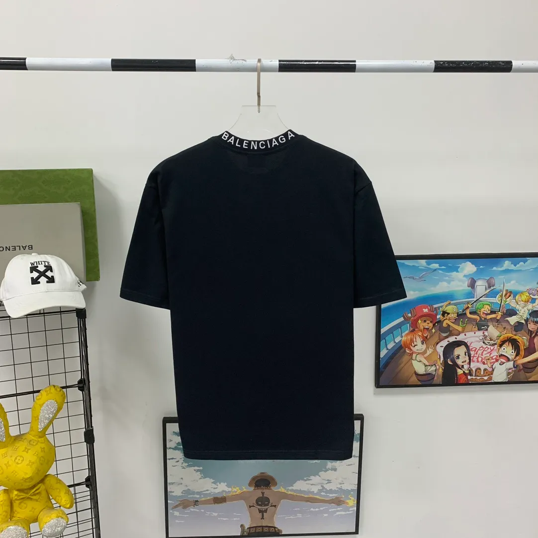 [New arrival] The top tested version Balenciaga Paris 23ss spring and summer new style 520 love printed embroidered logo short-sleeved T-shirts for male and female couples celebrities. The appearance of the single product is undoubtedly outstanding. It will definitely attract attention when paired with a couple style! Fashionable, relaxed and stylish, the atmosphere is instantly full~ It is made of 100% pure cotton fabric, which is soft and comfortable, has a delicate and waxy touch, and is very comfortable on the upper body! The simple and fashionable round neck design is simple and extraordinary, and it is very eye-catching. The stitching is very smooth and delicate, with a certain degree of looseness. It is strong, stylish, washable, durable and will not deform easily after long-term wear!  An item with obvious high street style, loose fit and cutting design, the upper body is very durable. This kind of short sleeves can definitely add a lot of color to your outfit, and also provide you with more charm and temptation in your daily life ~ P: 270 Color: Black White