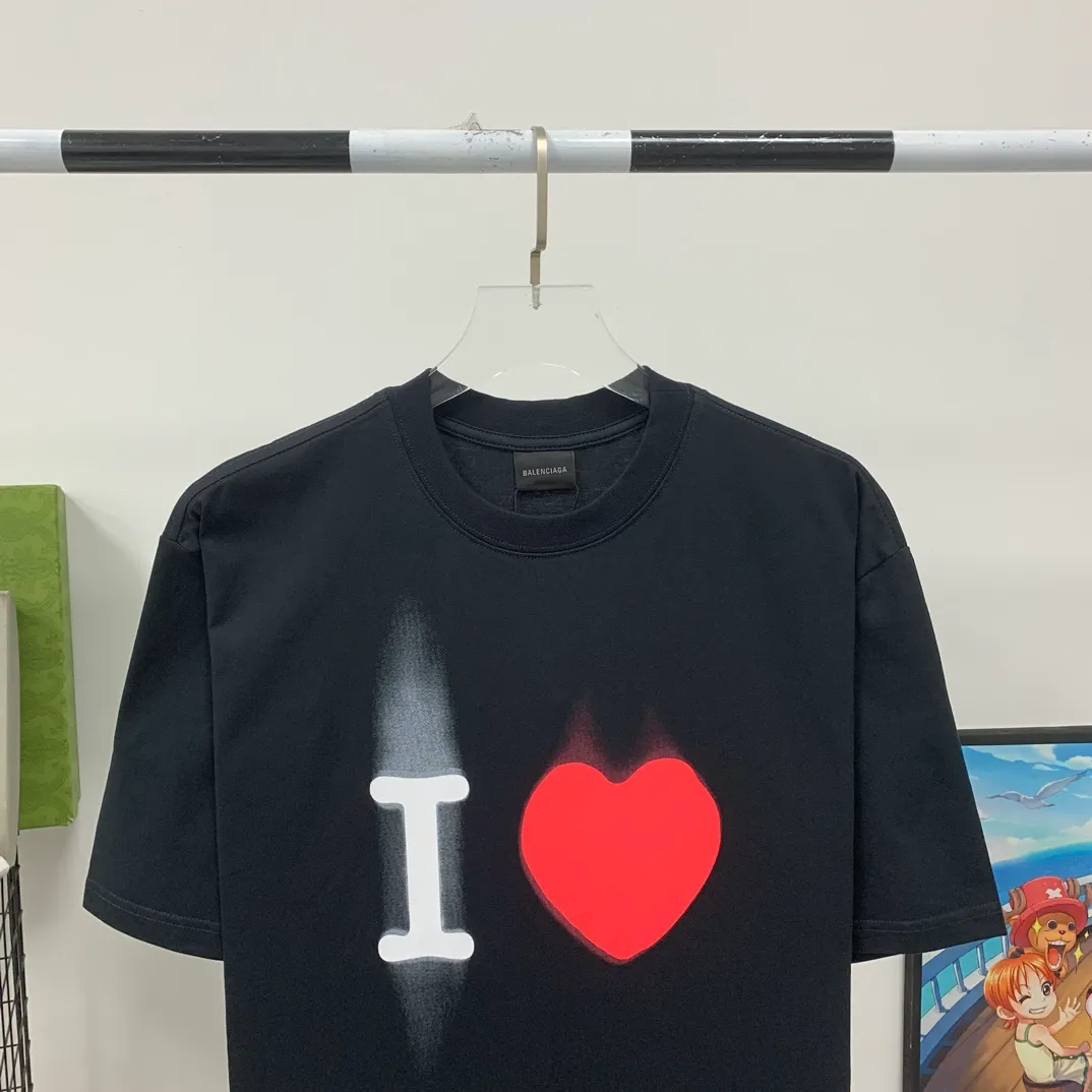 [New arrival] The top tested version Balenciaga Paris 23ss spring and summer new style 520 love printed embroidered logo short-sleeved T-shirts for male and female couples celebrities. The appearance of the single product is undoubtedly outstanding. It will definitely attract attention when paired with a couple style! Fashionable, relaxed and stylish, the atmosphere is instantly full~ It is made of 100% pure cotton fabric, which is soft and comfortable, has a delicate and waxy touch, and is very comfortable on the upper body! The simple and fashionable round neck design is simple and extraordinary, and it is very eye-catching. The stitching is very smooth and delicate, with a certain degree of looseness. It is strong, stylish, washable, durable and will not deform easily after long-term wear!  An item with obvious high street style, loose fit and cutting design, the upper body is very durable. This kind of short sleeves can definitely add a lot of color to your outfit, and also provide you with more charm and temptation in your daily life ~ P: 270 Color: Black White