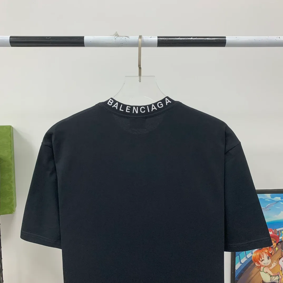 [New arrival] The top tested version Balenciaga Paris 23ss spring and summer new style 520 love printed embroidered logo short-sleeved T-shirts for male and female couples celebrities. The appearance of the single product is undoubtedly outstanding. It will definitely attract attention when paired with a couple style! Fashionable, relaxed and stylish, the atmosphere is instantly full~ It is made of 100% pure cotton fabric, which is soft and comfortable, has a delicate and waxy touch, and is very comfortable on the upper body! The simple and fashionable round neck design is simple and extraordinary, and it is very eye-catching. The stitching is very smooth and delicate, with a certain degree of looseness. It is strong, stylish, washable, durable and will not deform easily after long-term wear!  An item with obvious high street style, loose fit and cutting design, the upper body is very durable. This kind of short sleeves can definitely add a lot of color to your outfit, and also provide you with more charm and temptation in your daily life ~ P: 270 Color: Black White