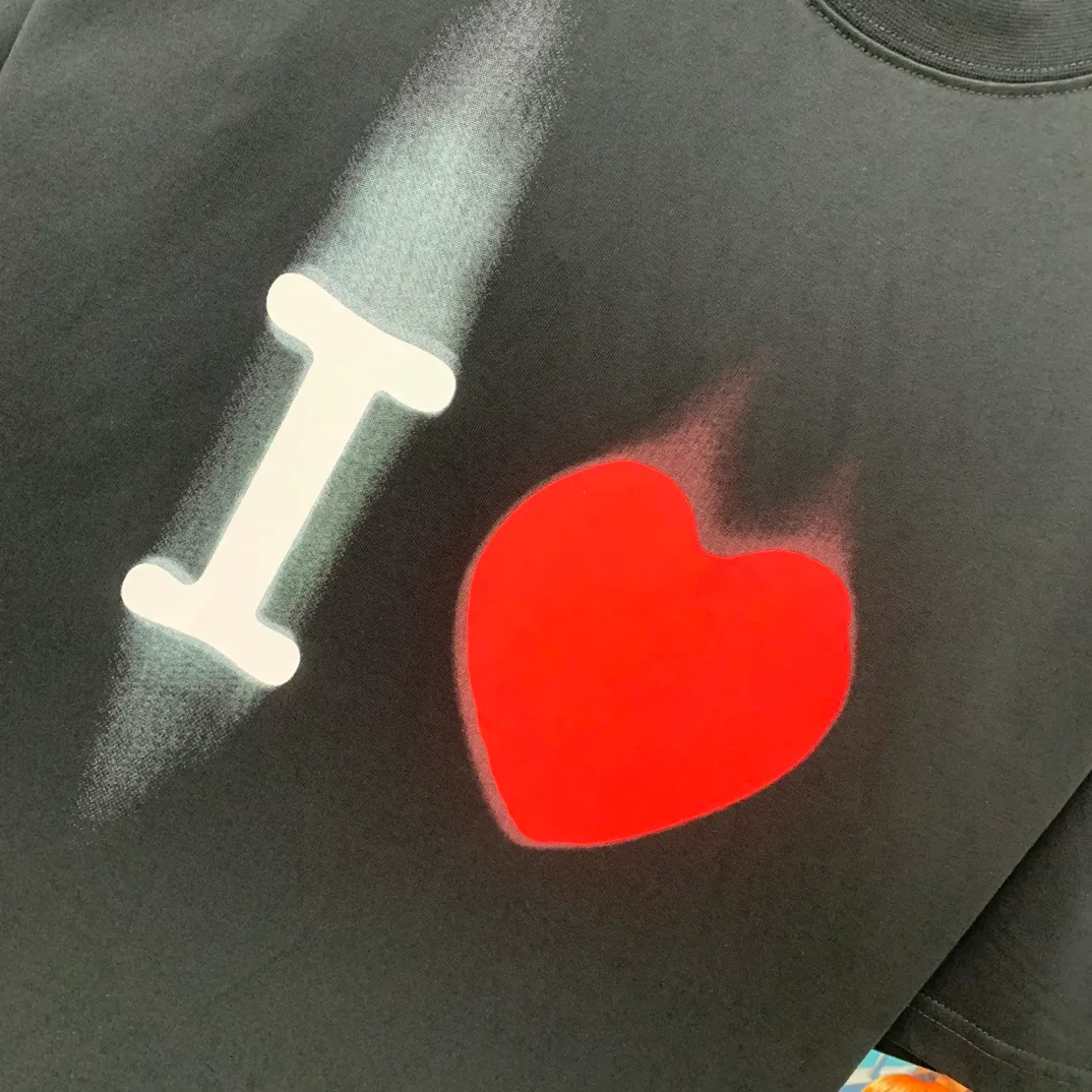 [New arrival] The top tested version Balenciaga Paris 23ss spring and summer new style 520 love printed embroidered logo short-sleeved T-shirts for male and female couples celebrities. The appearance of the single product is undoubtedly outstanding. It will definitely attract attention when paired with a couple style! Fashionable, relaxed and stylish, the atmosphere is instantly full~ It is made of 100% pure cotton fabric, which is soft and comfortable, has a delicate and waxy touch, and is very comfortable on the upper body! The simple and fashionable round neck design is simple and extraordinary, and it is very eye-catching. The stitching is very smooth and delicate, with a certain degree of looseness. It is strong, stylish, washable, durable and will not deform easily after long-term wear!  An item with obvious high street style, loose fit and cutting design, the upper body is very durable. This kind of short sleeves can definitely add a lot of color to your outfit, and also provide you with more charm and temptation in your daily life ~ P: 270 Color: Black White