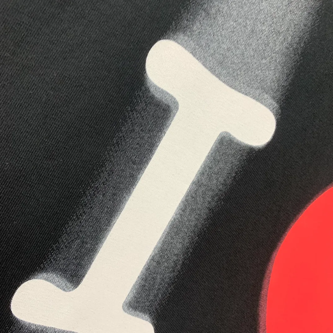 [New arrival] The top tested version Balenciaga Paris 23ss spring and summer new style 520 love printed embroidered logo short-sleeved T-shirts for male and female couples celebrities. The appearance of the single product is undoubtedly outstanding. It will definitely attract attention when paired with a couple style! Fashionable, relaxed and stylish, the atmosphere is instantly full~ It is made of 100% pure cotton fabric, which is soft and comfortable, has a delicate and waxy touch, and is very comfortable on the upper body! The simple and fashionable round neck design is simple and extraordinary, and it is very eye-catching. The stitching is very smooth and delicate, with a certain degree of looseness. It is strong, stylish, washable, durable and will not deform easily after long-term wear!  An item with obvious high street style, loose fit and cutting design, the upper body is very durable. This kind of short sleeves can definitely add a lot of color to your outfit, and also provide you with more charm and temptation in your daily life ~ P: 270 Color: Black White