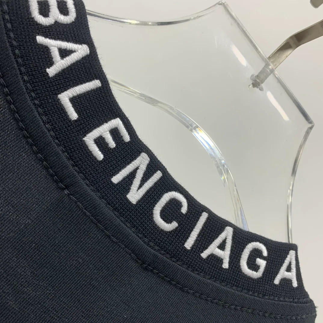 [New arrival] The top tested version Balenciaga Paris 23ss spring and summer new style 520 love printed embroidered logo short-sleeved T-shirts for male and female couples celebrities. The appearance of the single product is undoubtedly outstanding. It will definitely attract attention when paired with a couple style! Fashionable, relaxed and stylish, the atmosphere is instantly full~ It is made of 100% pure cotton fabric, which is soft and comfortable, has a delicate and waxy touch, and is very comfortable on the upper body! The simple and fashionable round neck design is simple and extraordinary, and it is very eye-catching. The stitching is very smooth and delicate, with a certain degree of looseness. It is strong, stylish, washable, durable and will not deform easily after long-term wear!  An item with obvious high street style, loose fit and cutting design, the upper body is very durable. This kind of short sleeves can definitely add a lot of color to your outfit, and also provide you with more charm and temptation in your daily life ~ P: 270 Color: Black White