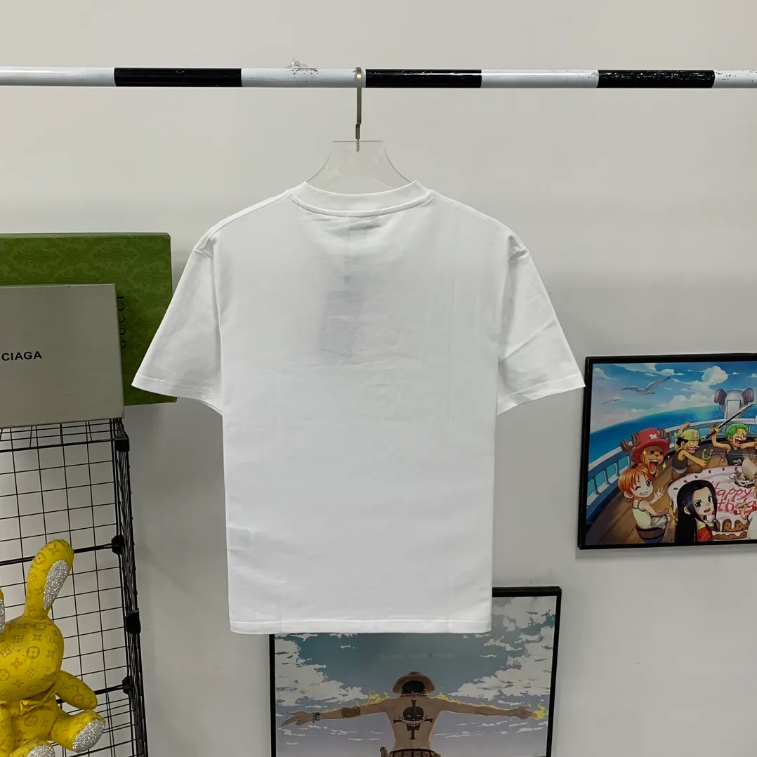 [New arrival] The top tried version BALENCIAGA ✘ Supreme 23Ss joint printed T-shirt short sleeves [2023. The new BALENCIAGA ✘ Supreme launches its first joint series] BALENCIAGA and Supreme launch related joint products. The 2023 spring and summer series will be with you, and it will be possible to once again create the highlight moment of Louis Vuitton x Supreme in 2017. The latest exclusive customized co-branded accessories on the entire network, exclusive co-branded packaging boxes, main mark, hangtag and packaging are all different from other models on the market. The side flag mark is exclusively customized for this collaboration, with double logo red mark, the same style for men and women!  Color Black White Khaki Size XS S M L P:260