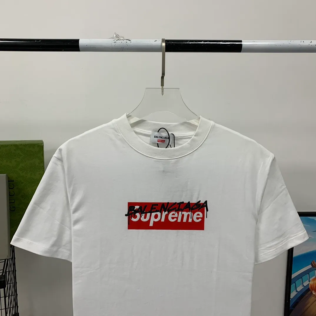 [New arrival] The top tried version BALENCIAGA ✘ Supreme 23Ss joint printed T-shirt short sleeves [2023. The new BALENCIAGA ✘ Supreme launches its first joint series] BALENCIAGA and Supreme launch related joint products. The 2023 spring and summer series will be with you, and it will be possible to once again create the highlight moment of Louis Vuitton x Supreme in 2017. The latest exclusive customized co-branded accessories on the entire network, exclusive co-branded packaging boxes, main mark, hangtag and packaging are all different from other models on the market. The side flag mark is exclusively customized for this collaboration, with double logo red mark, the same style for men and women!  Color Black White Khaki Size XS S M L P:260