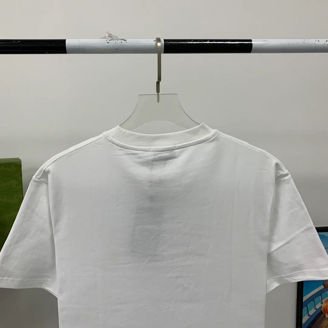 [New arrival] The top tried version BALENCIAGA ✘ Supreme 23Ss joint printed T-shirt short sleeves [2023. The new BALENCIAGA ✘ Supreme launches its first joint series] BALENCIAGA and Supreme launch related joint products. The 2023 spring and summer series will be with you, and it will be possible to once again create the highlight moment of Louis Vuitton x Supreme in 2017. The latest exclusive customized co-branded accessories on the entire network, exclusive co-branded packaging boxes, main mark, hangtag and packaging are all different from other models on the market. The side flag mark is exclusively customized for this collaboration, with double logo red mark, the same style for men and women!  Color Black White Khaki Size XS S M L P:260