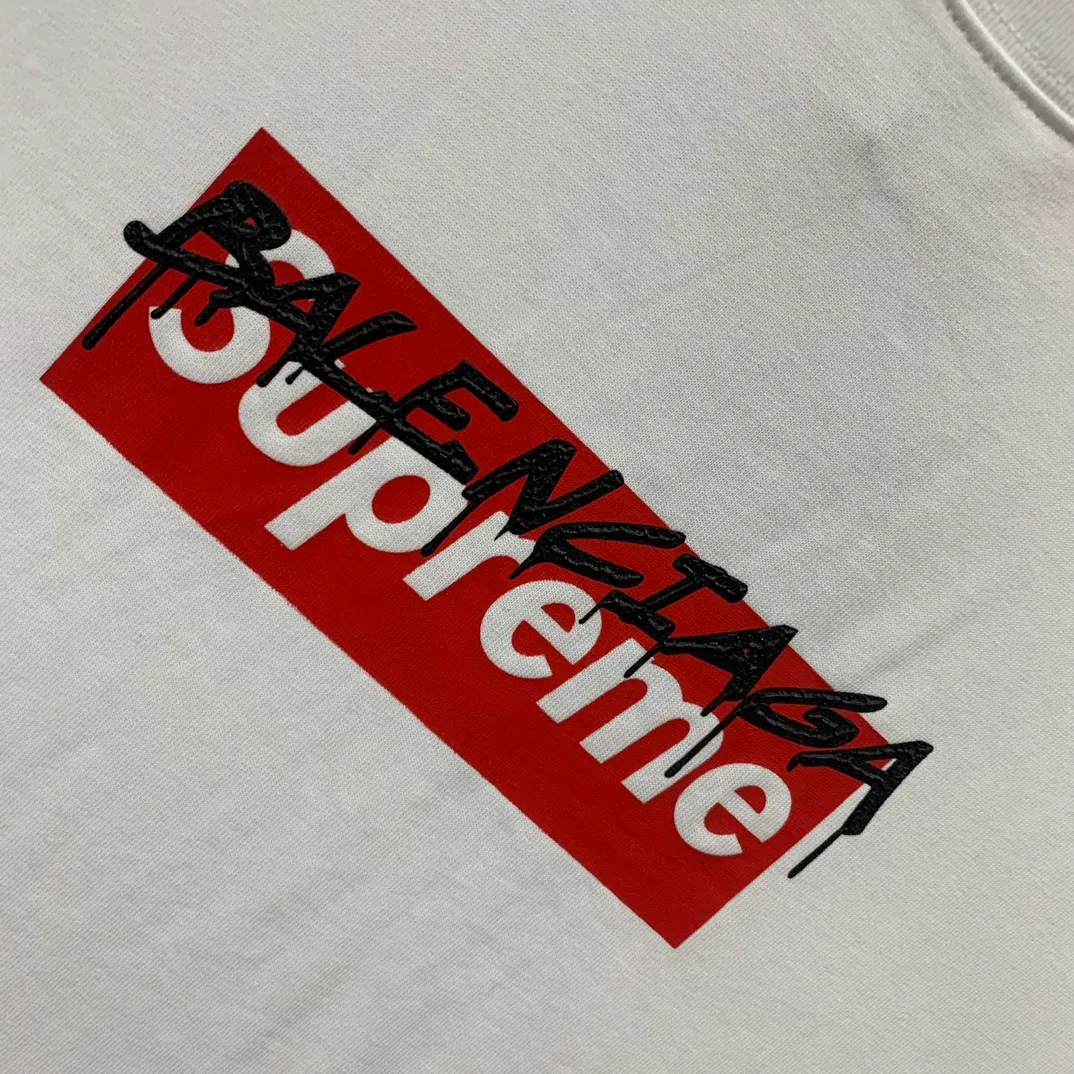 [New arrival] The top tried version BALENCIAGA ✘ Supreme 23Ss joint printed T-shirt short sleeves [2023. The new BALENCIAGA ✘ Supreme launches its first joint series] BALENCIAGA and Supreme launch related joint products. The 2023 spring and summer series will be with you, and it will be possible to once again create the highlight moment of Louis Vuitton x Supreme in 2017. The latest exclusive customized co-branded accessories on the entire network, exclusive co-branded packaging boxes, main mark, hangtag and packaging are all different from other models on the market. The side flag mark is exclusively customized for this collaboration, with double logo red mark, the same style for men and women!  Color Black White Khaki Size XS S M L P:260