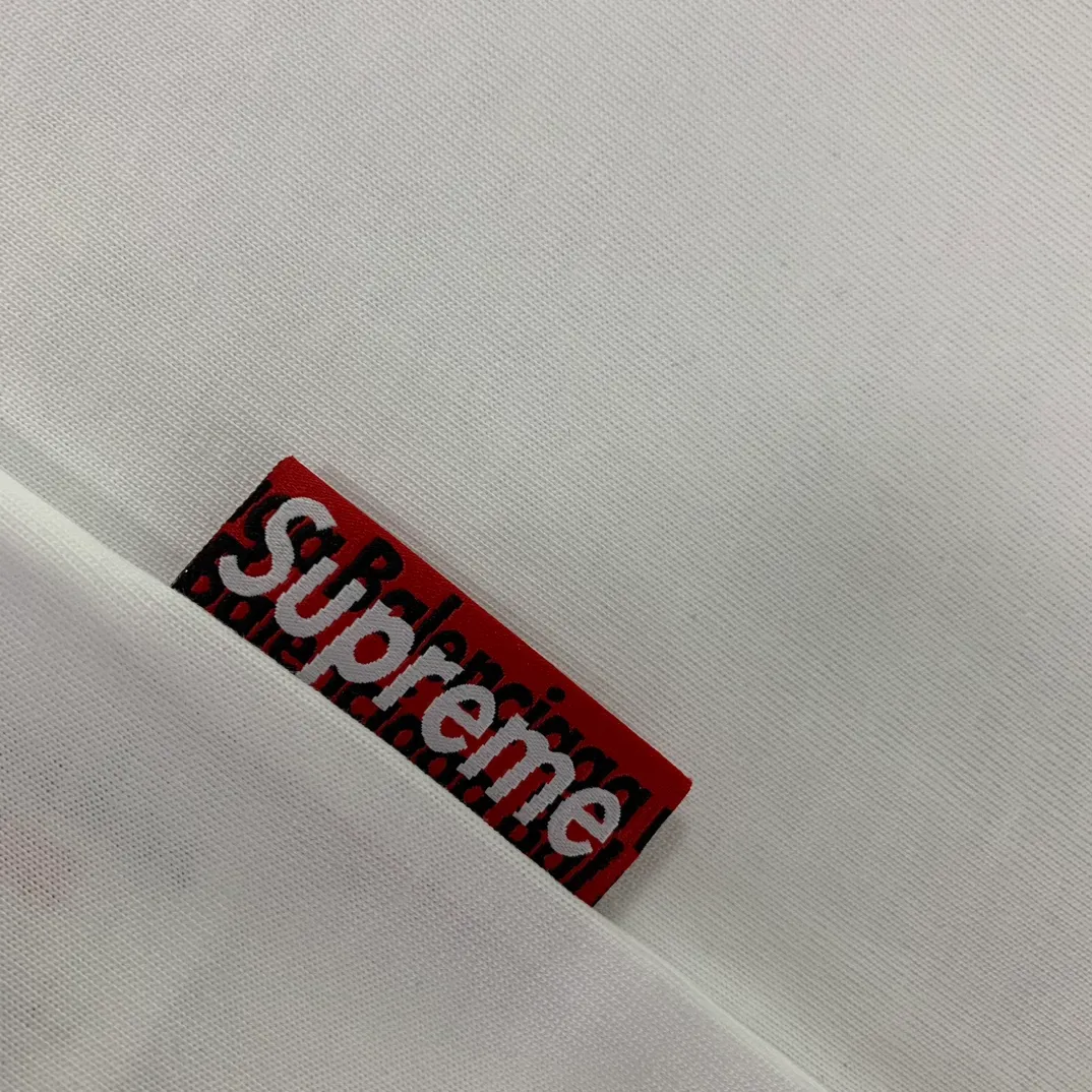[New arrival] The top tried version BALENCIAGA ✘ Supreme 23Ss joint printed T-shirt short sleeves [2023. The new BALENCIAGA ✘ Supreme launches its first joint series] BALENCIAGA and Supreme launch related joint products. The 2023 spring and summer series will be with you, and it will be possible to once again create the highlight moment of Louis Vuitton x Supreme in 2017. The latest exclusive customized co-branded accessories on the entire network, exclusive co-branded packaging boxes, main mark, hangtag and packaging are all different from other models on the market. The side flag mark is exclusively customized for this collaboration, with double logo red mark, the same style for men and women!  Color Black White Khaki Size XS S M L P:260