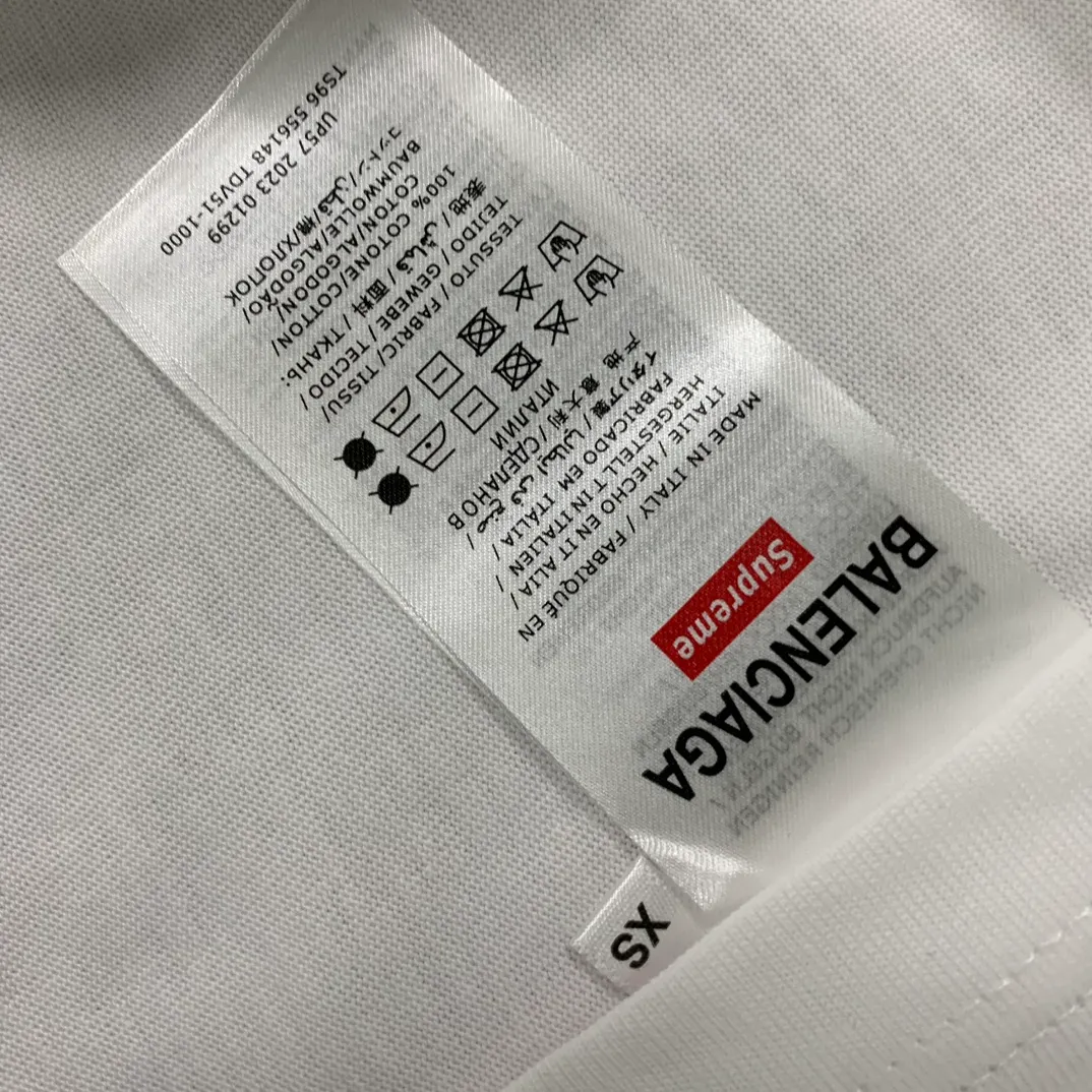 [New arrival] The top tried version BALENCIAGA ✘ Supreme 23Ss joint printed T-shirt short sleeves [2023. The new BALENCIAGA ✘ Supreme launches its first joint series] BALENCIAGA and Supreme launch related joint products. The 2023 spring and summer series will be with you, and it will be possible to once again create the highlight moment of Louis Vuitton x Supreme in 2017. The latest exclusive customized co-branded accessories on the entire network, exclusive co-branded packaging boxes, main mark, hangtag and packaging are all different from other models on the market. The side flag mark is exclusively customized for this collaboration, with double logo red mark, the same style for men and women!  Color Black White Khaki Size XS S M L P:260
