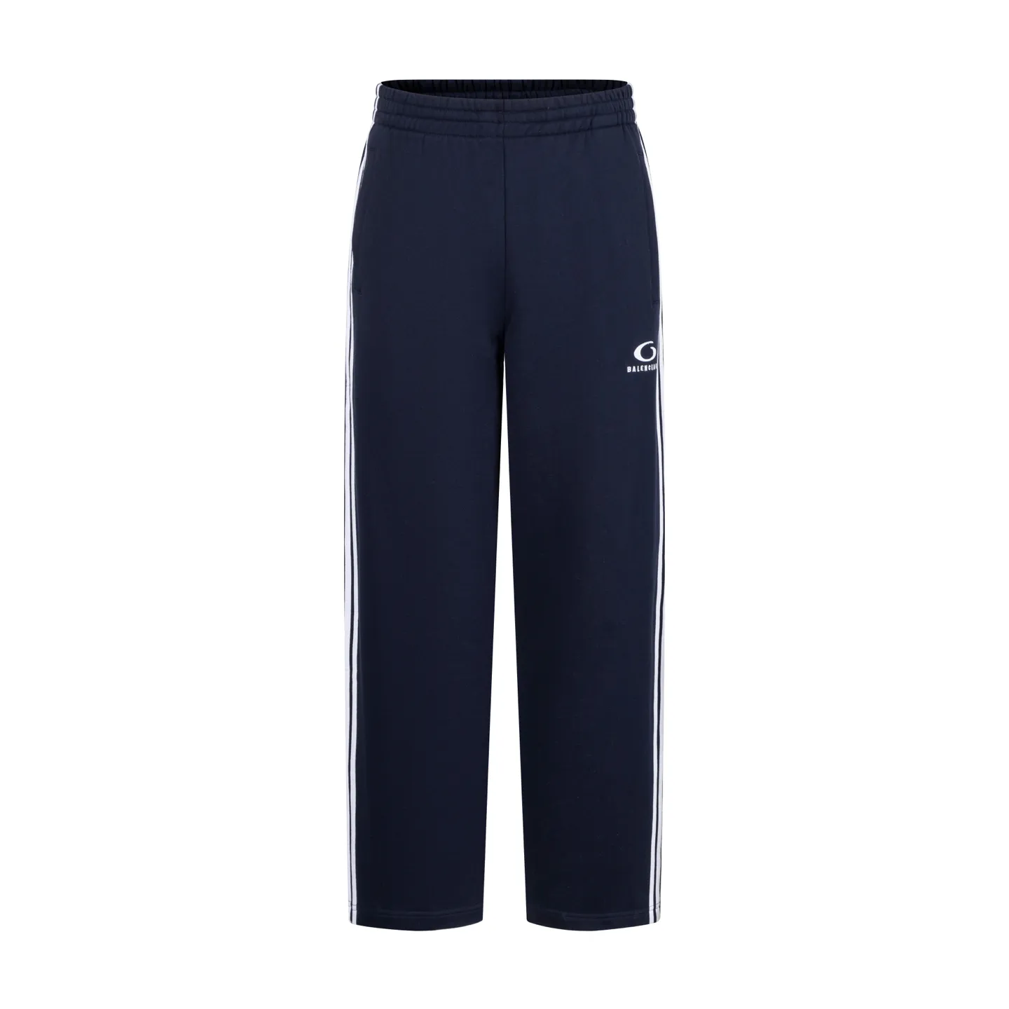 🅿️480 [Exclusive supply] BLCG circular embroidered webbing sweatpants. The fabric is made of single-sided fish scale fabric woven with cotton as the base. The front is a smooth knitted surface, and the skin-contacting surface is formed into three-dimensional terry through the floating thread knitting technology of the knitting machine, which increases the fluffiness and has a delicate touch. The terry structure absorbs a large amount of water and evaporates quickly, so it is not easy to loosen and deform after repeated washing. Using an imported embroidery machine with 3000 stitches, the front thigh is decorated with loop sports icon embroidery. The double-axis linear guide drives the embroidery frame, and the frame moving accuracy can reach 0.01mm/P, ensuring precise positioning of the embroidery pattern. The decorative strips are precisely positioned along the designated contours from the waist to the toes to ensure symmetry and overall smoothness. Before actual sewing, use very fine basting stitches for pre-fixing. This step is crucial to prevent the trim from slipping, twisting, or wrinkling during the sewing process and ensuring that the final stitch is straight and perfect. By actively interfering with the shrinkage potential of the cotton knitted surface, the fabric is able to transition from changeable to stable, improving dimensional stability while being less prone to deformation and wrinkles. Size:S/M/L/XL