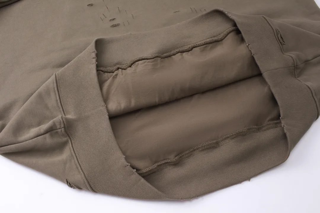 🅿️396 Detailed picture [Top version. Official website quality] BALENCI*GA/Paris. Classic style. 22SS #BALENCI*GA# Artistic ripped hole and velvet inner two-piece hooded sweatshirt. Autumn and winter brick cabinets are synchronized. Welcome to compare. The fabric is made of Paris ZP custom-woven and dyed cotton double yarn David coat with velvet lining. The fabric pattern is clear, soft and comfortable. The threads are woven and dyed with no color difference. The classic letter LOGO adopts precision stencils, imported environmentally friendly rubber paddles, and turtle crack printing, with a three-dimensional effect. Garment positioning art is worn with holes, and the hem is threaded. The brim of the hat and the bag mouth are hand-worn vintage. Restore the brick cabinet, and the version adopts the OS loose shoulder version. Same style for men and women Coding: BL238001 Color: Black. White. Hulan. Brown. Dark green. Burgundy. Purple Size: XS to L