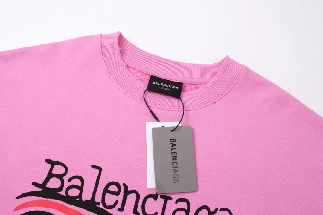 🅿️260 detailed pictures [Top version. Official website quality] BALENCI*GA/Paris #New front and rear Coke classic LOGO graffiti round neck sweatshirt #2023 autumn and winter new style. Brick cabinet synchronization.                       The fabric is made of Paris ZP custom-woven and dyed cotton sweatshirt. The weight is 450 grams. The cloth surface is clean. The cloth pattern is clear, soft and comfortable. The color fastness is good. It is not easy to change color. The printing uses a circular machine to imitate hand-painted effects. There are no burrs. The color is returned to the original board and the brick cabinet is restored. The version adopts OS loose shoulder design. Same style for men and women. Code: BL235570 Color: black, pink Size: XS S M L