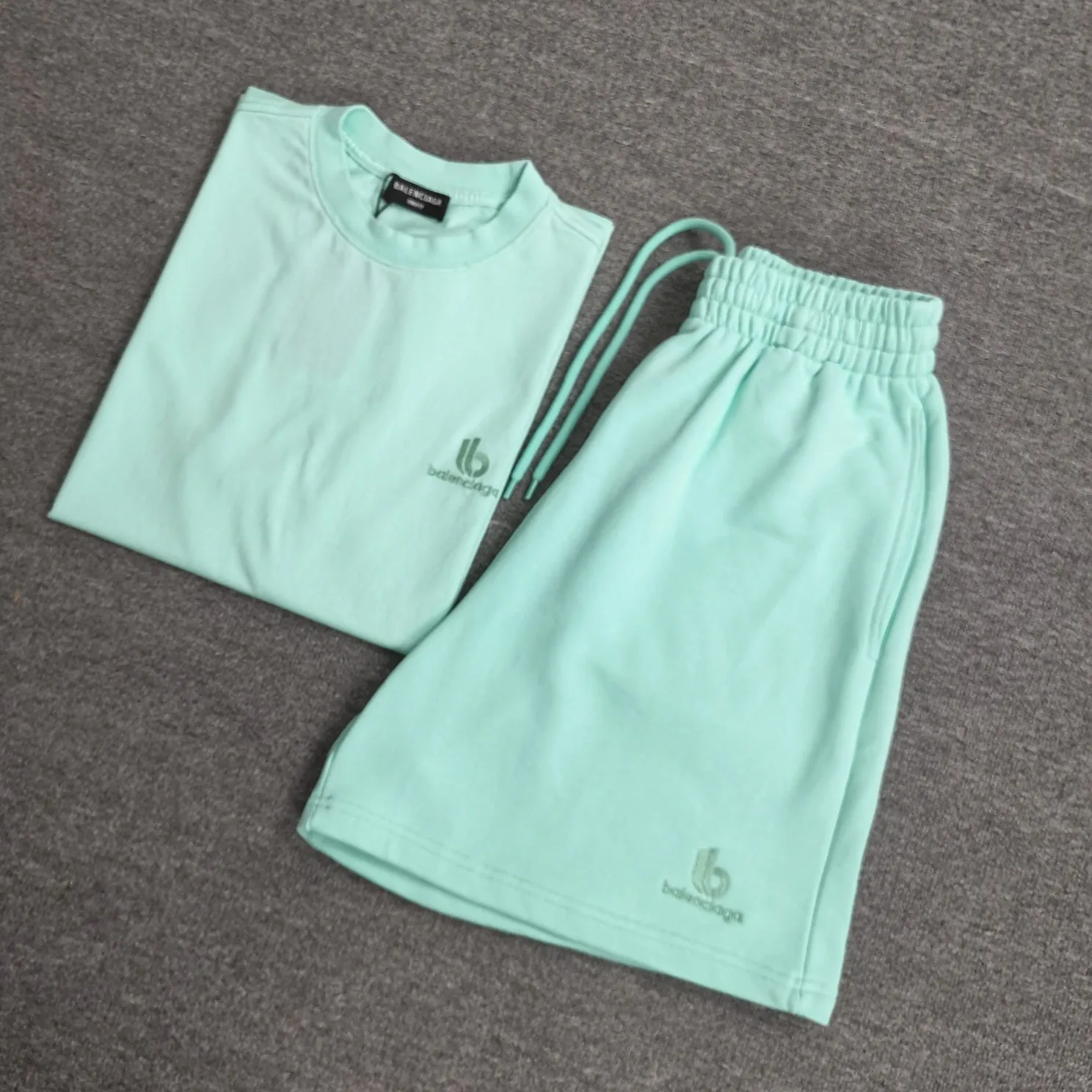 The top tested version 22SS new BALENCIAGA Balenciaga mint green sports logo embroidery technology pure cotton loose and breathable fashion brand short-sleeved shorts for men and women couples. The latest mint green sports suit takes fashion to a new level and is full of high-end feeling. The representative colors of Balenciaga are mint green and fluorescent yellow. The printing adopts Japanese Tajima embroidery technology. The embroidery is full and meticulous, with no skipping threads. The short-sleeved fabric is made of custom-dyed Odel 26S 280g fabric with S-level skin feel. The fabric of the shorts is made of 380g fish scale terry cotton fabric custom-dyed in a vat. Color: mint green (suit) Size: XS-L P: short sleeves 120, shorts 155