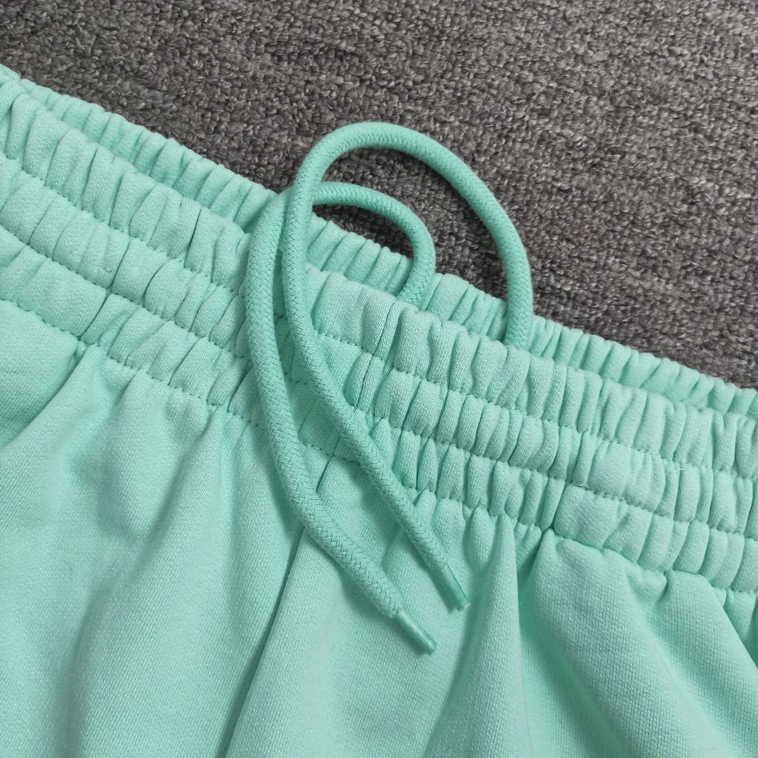 The top tested version 22SS new BALENCIAGA Balenciaga mint green sports logo embroidery technology pure cotton loose and breathable fashion brand short-sleeved shorts for men and women couples. The latest mint green sports suit takes fashion to a new level and is full of high-end feeling. The representative colors of Balenciaga are mint green and fluorescent yellow. The printing adopts Japanese Tajima embroidery technology. The embroidery is full and meticulous, with no skipping threads. The short-sleeved fabric is made of custom-dyed Odel 26S 280g fabric with S-level skin feel. The fabric of the shorts is made of 380g fish scale terry cotton fabric custom-dyed in a vat. Color: mint green (suit) Size: XS-L P: short sleeves 120, shorts 155
