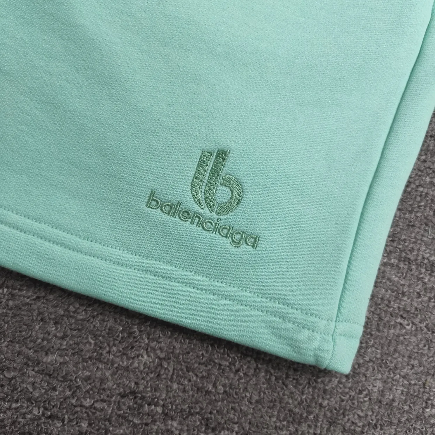 The top tested version 22SS new BALENCIAGA Balenciaga mint green sports logo embroidery technology pure cotton loose and breathable fashion brand short-sleeved shorts for men and women couples. The latest mint green sports suit takes fashion to a new level and is full of high-end feeling. The representative colors of Balenciaga are mint green and fluorescent yellow. The printing adopts Japanese Tajima embroidery technology. The embroidery is full and meticulous, with no skipping threads. The short-sleeved fabric is made of custom-dyed Odel 26S 280g fabric with S-level skin feel. The fabric of the shorts is made of 380g fish scale terry cotton fabric custom-dyed in a vat. Color: mint green (suit) Size: XS-L P: short sleeves 120, shorts 155