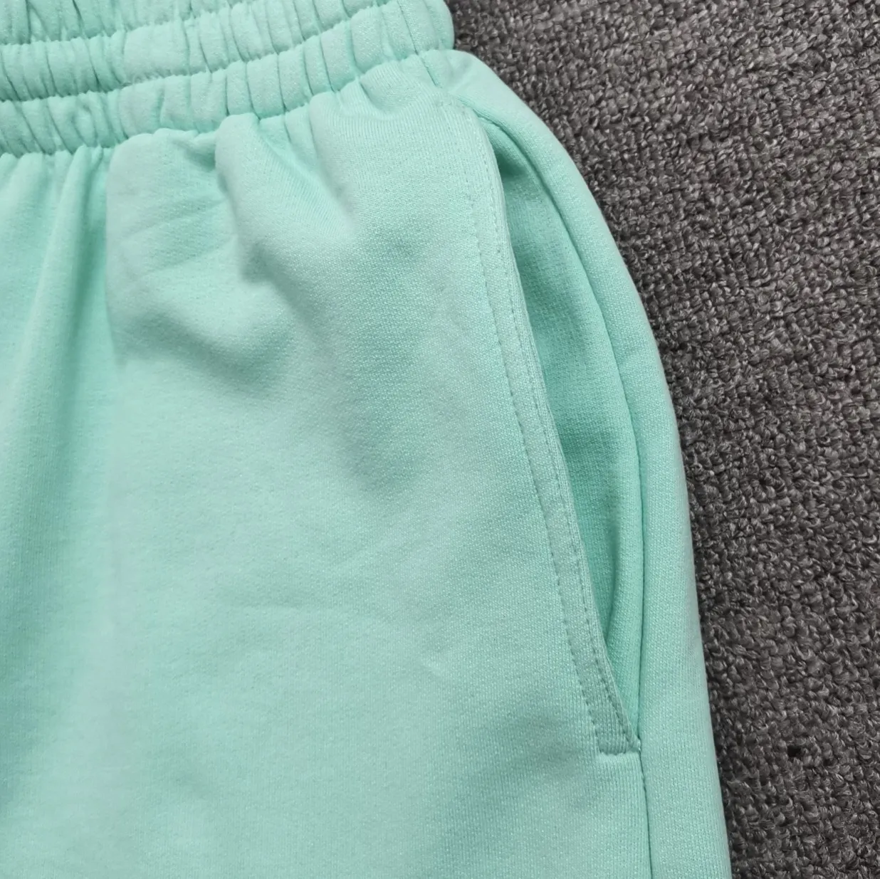 The top tested version 22SS new BALENCIAGA Balenciaga mint green sports logo embroidery technology pure cotton loose and breathable fashion brand short-sleeved shorts for men and women couples. The latest mint green sports suit takes fashion to a new level and is full of high-end feeling. The representative colors of Balenciaga are mint green and fluorescent yellow. The printing adopts Japanese Tajima embroidery technology. The embroidery is full and meticulous, with no skipping threads. The short-sleeved fabric is made of custom-dyed Odel 26S 280g fabric with S-level skin feel. The fabric of the shorts is made of 380g fish scale terry cotton fabric custom-dyed in a vat. Color: mint green (suit) Size: XS-L P: short sleeves 120, shorts 155