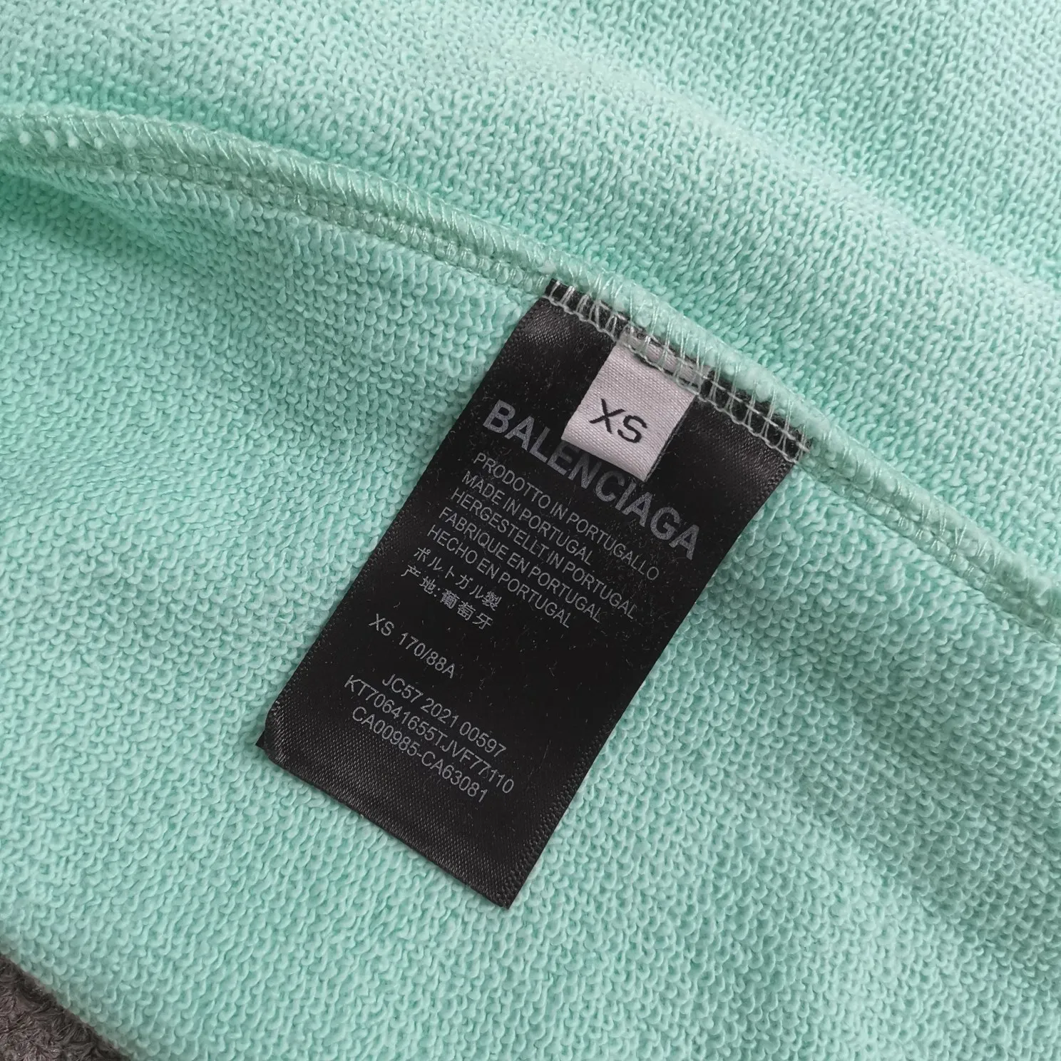 The top tested version 22SS new BALENCIAGA Balenciaga mint green sports logo embroidery technology pure cotton loose and breathable fashion brand short-sleeved shorts for men and women couples. The latest mint green sports suit takes fashion to a new level and is full of high-end feeling. The representative colors of Balenciaga are mint green and fluorescent yellow. The printing adopts Japanese Tajima embroidery technology. The embroidery is full and meticulous, with no skipping threads. The short-sleeved fabric is made of custom-dyed Odel 26S 280g fabric with S-level skin feel. The fabric of the shorts is made of 380g fish scale terry cotton fabric custom-dyed in a vat. Color: mint green (suit) Size: XS-L P: short sleeves 120, shorts 155