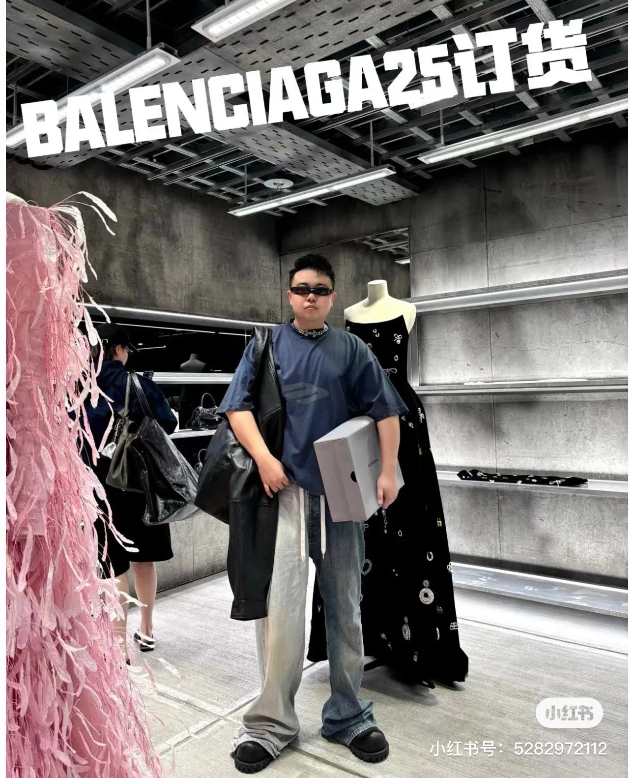 ♻️💯Upper body reference model picture❤️【New arrival】Top version - BALENCIAGA-3B letters hand-painted graffiti frayed short-sleeved T-shirt. Original development of custom-woven fabric technology and washing treatment. High-gram weight 300g fabric, full texture, clean cloth surface, soft and comfortable. Solona thread custom dyeing without color difference. The front and sleeves are decorated with 3B stencil logo printing. High-density dot paste printing is a unique and advanced printing technology. The distribution of dots is very dense, so the printed pattern has extremely high clarity and resolution. Vintage plain cotton fabric is a high-quality cotton textile with compact spinning technology and high count. This fabric is soft, comfortable, breathable and hygroscopic, and its textile technology requirements are also high. The structure of pure cotton fabric is plain weave. The surface of the fabric is smooth and delicate, and the texture is tight. It has good moisture absorption, breathability and comfort, and can keep you dry and comfortable. Due to its tight spinning process, it also has good wrinkle resistance and durability, making it suitable for long-term wear or use. The new theory and process technology of dot printing can transform the color block color into a continuous tone color, and can improve the purity and stability of color reproduction. The dot paste feels soft and elastic, has bright colors and good saturation, and the surface is non-sticky and shiny; it can achieve the best effects of flatness, elasticity, fastness and feel. The fabric can produce the ideal hole effect during the washing process. Through special washing technology, the fabric undergoes a carefully controlled washing and wear process to form a natural and unique hole pattern. Special dyeing and distressing techniques are used to enhance the natural and retro feel of the hole effect. os dropped shoulders and loose fit. Same style for men and women. Color: Royal Blue Size: XS-L P:310