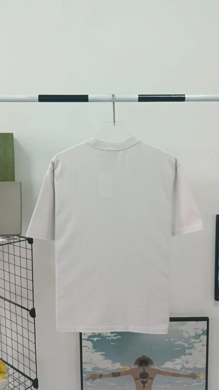 Real shot video on the back————23SS BALENCIAGA Balenciaga embroidery frayed mirror LOGO male and female couple stars the same style pure cotton loose short-sleeved T-shirt os version is really charming. Balenciaga is really the best. The new styles of each season are made to the extreme. They are very practical and can be worn casually. They are made of 32-count double yarn, 280-gram heavy fabric, and imported knitting needle carded cotton. The thickness is moderate, drapey and contoured, and the upper body is comfortable! ! It is very tolerant to fat body types and can instantly lose five pounds after wearing it!  The front #simple element# embroidery is imported from Tajima high-density heavy embroidery technology. The fonts are three-dimensional and full. The neck straps are made of pure cotton and are one-piece straps. There is no color difference and will not deform. In the past two years, oversize has become the focus of the trend and has been a popular staple in the past two years. The change of designers has made this brand an instant hit. The progressive fashion of the times also needs the blood impact of fresh elements and trendy designs to continue its glory! It’s stylish both inside and outside, a must-have for high street travel! An absolute "eye-catching style" that can be matched with couples 💏 New collar label, please pay attention to distinguish it.  Size: XS-L P:250