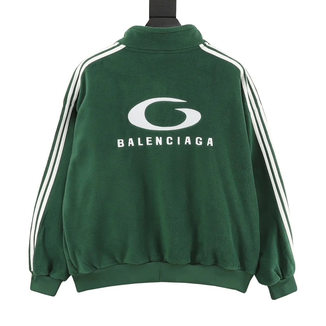 💰560 [Top version] Balenciaga / Balenciaga BLCG 25FW Five-bar drawstring half-ring embroidered polar fleece jacket Customized acrylic polyester polar fleece fabric Ultra-high weight Warm and comfortable OS loose version Stand-up collar design 3D three-dimensional tailoring process Custom-woven and dyed high-weight and high-density thread Side pocket invisible zipper design Tajima high-speed embroidery machine 400,000-needle machine embroidery process Three-dimensional and full Mold customization of original hardware zippers, double slider design, original main mark, washed tag brand packaging, color: green/blue, size: XS/S/M/L, size chart: Length, bust, shoulder width, sleeve length 66 55 Note: There is a difference of 1~2CM due to manual measurement.